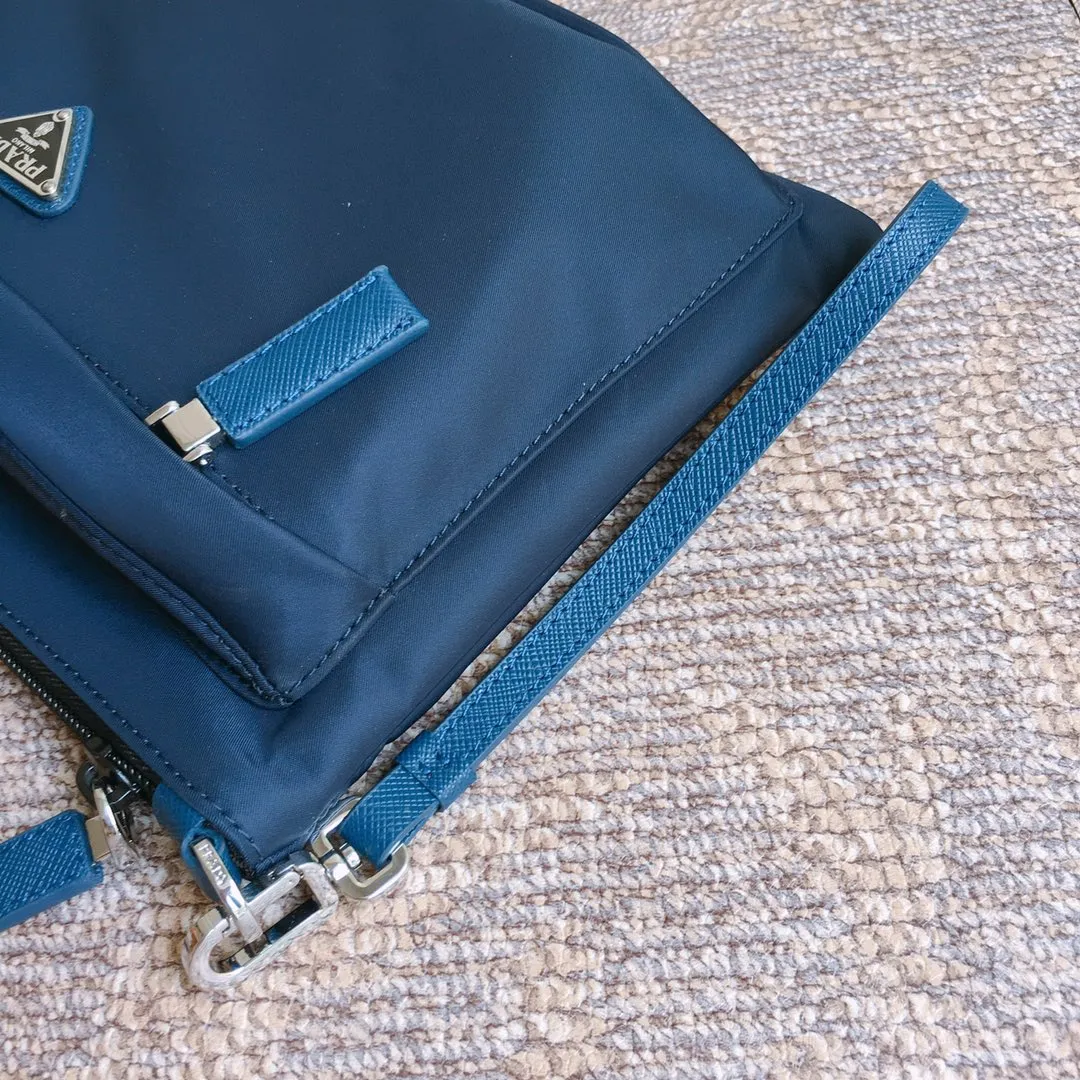 💰660🎉Exclusive debut🎉2NH007 new cloth handbag👏🏻👏🏻Made of imported nylon Saffiano leather material, detachable Saffiano leather wrist strap, zipper outer pocket Triangular enamel logo, top zipper closure, inside logo nameplate, two inner pockets, one of which is zippered, with many compartments, super practical😘😘Men’s favorite, and a popular handbag that will never go out of style🙊🙊Length 28xH 18cm👏🏻👏🏻👏🏻💰💰💰