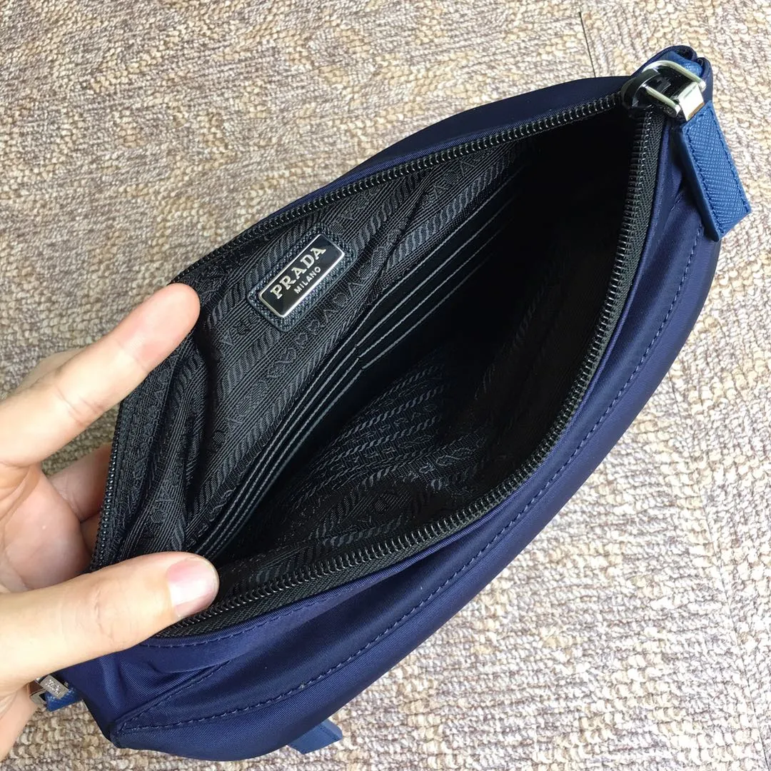 💰660🎉Exclusive debut🎉2NH007 new cloth handbag👏🏻👏🏻Made of imported nylon Saffiano leather material, detachable Saffiano leather wrist strap, zipper outer pocket Triangular enamel logo, top zipper closure, inside logo nameplate, two inner pockets, one of which is zippered, with many compartments, super practical😘😘Men’s favorite, and a popular handbag that will never go out of style🙊🙊Length 28xH 18cm👏🏻👏🏻👏🏻💰💰💰