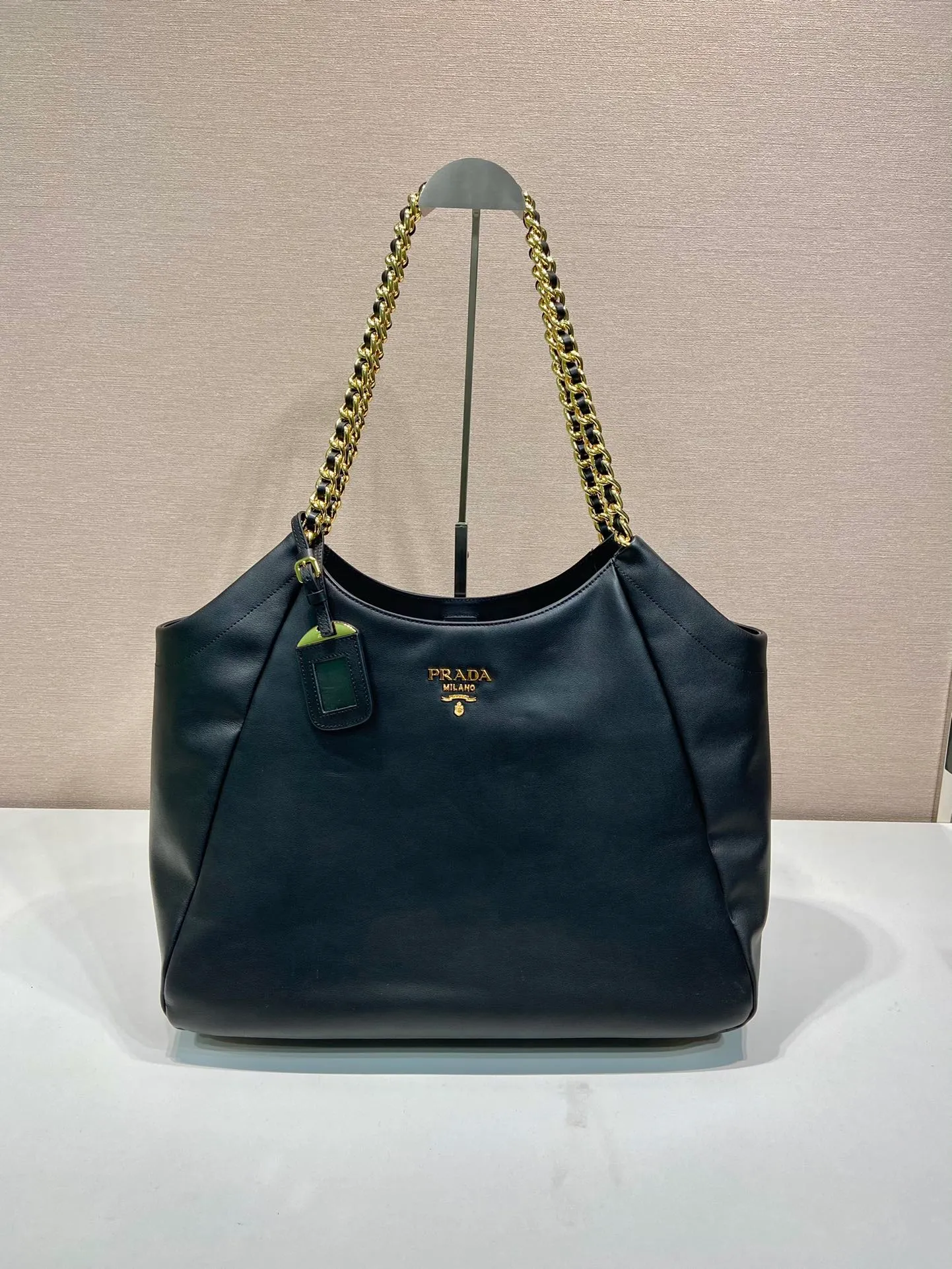 💰1900🎉Tote bag🎉1BA639 classic style🎉🎉 This one is made of imported calfskin, a super classic internet celebrity style with one shoulder, and the black and silver combination shows nobility and temperament. The leather is wear-resistant and easy to take care of, the style is simple and elegant, it is lightweight and can be packed in. A tote bag that will turn heads quickly🎉🎉Hurry up and get it🎉🎉 Length 39x Height 29x Bottom 19cm🎉🎉🎉👏👏👏