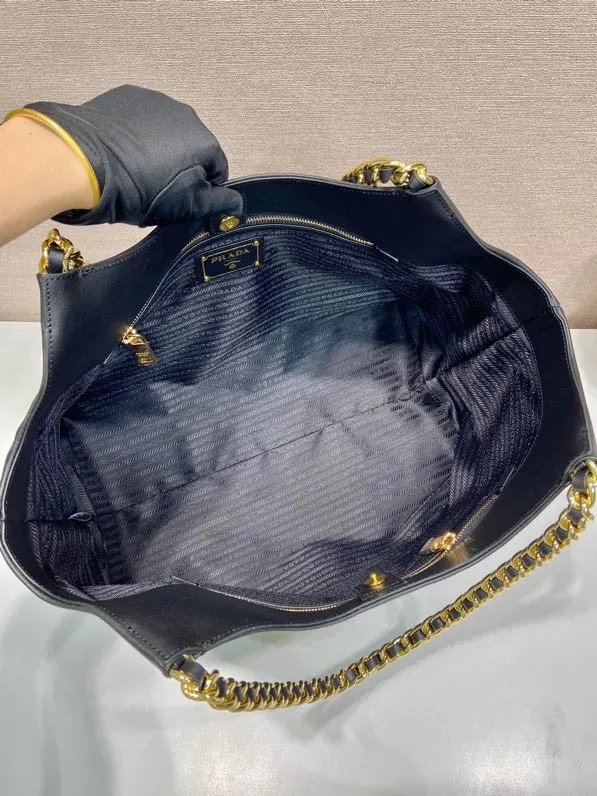💰1900🎉Tote bag🎉1BA639 classic style🎉🎉 This one is made of imported calfskin, a super classic internet celebrity style with one shoulder, and the black and silver combination shows nobility and temperament. The leather is wear-resistant and easy to take care of, the style is simple and elegant, it is lightweight and can be packed in. A tote bag that will turn heads quickly🎉🎉Hurry up and get it🎉🎉 Length 39x Height 29x Bottom 19cm🎉🎉🎉👏👏👏