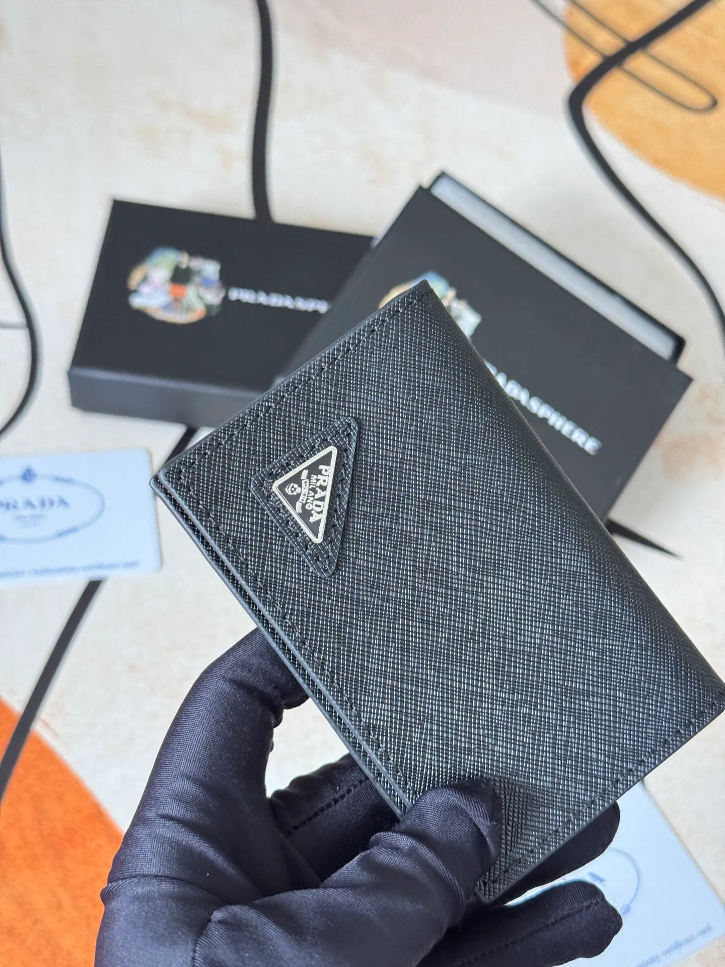 💰120💰prada cross pattern unisex card holder, can be placed in pockets, bags, and can be held in hand, made of cross pattern imported calfskin, pocket card holder, can hold change, 6 card slots, simple and elegant fashion trend. Model 2MC101, color as shown in the picture, size 11×7cm,