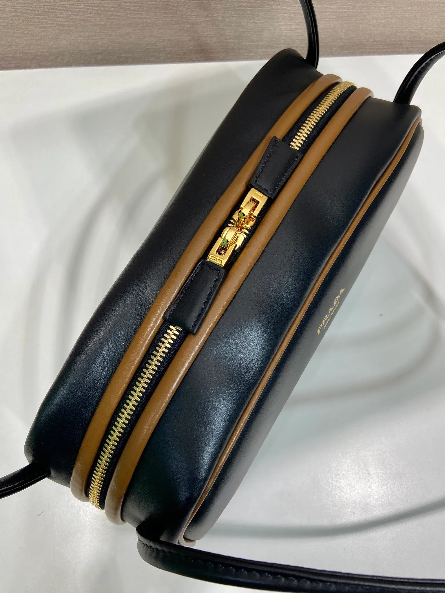 💰1520🎉New bowling ball🎉1BC249🎉🎉 This bowling bag cleverly combines classic and modern elements. Made of imported cowhide and imported sheepskin inside, the bag has a contrasting color edging design, which makes it look particularly fashionable. The zipper opening and closing design is more practical, and the letter emblem decoration is unique. It has a large capacity and space, and it is a popular style that will never go out of style🎉🎉 Length 28x Height 11.5cmx Bottom 10cm🎉🎉🎉💰💰💰