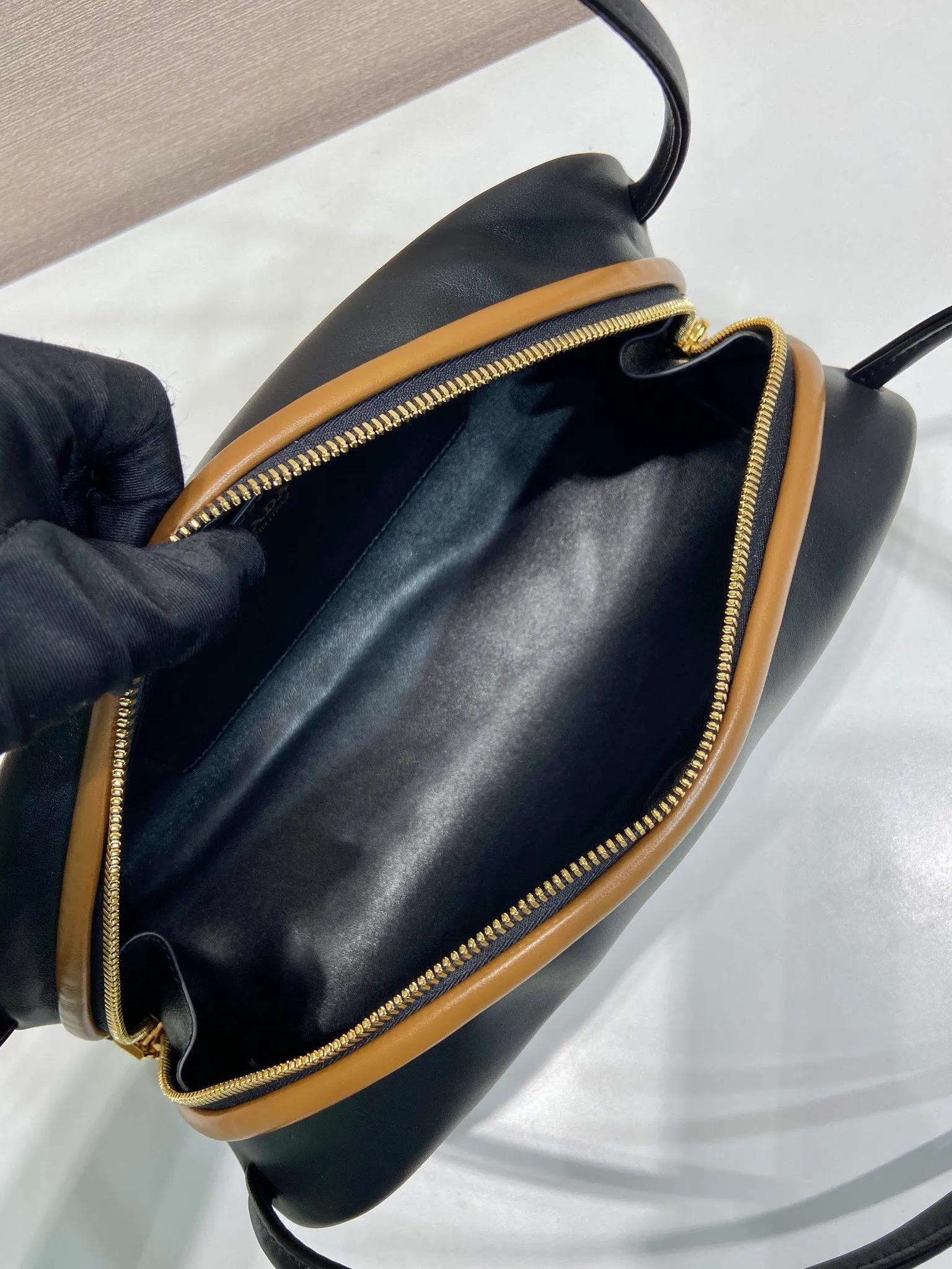 💰1520🎉New bowling ball🎉1BC249🎉🎉 This bowling bag cleverly combines classic and modern elements. Made of imported cowhide and imported sheepskin inside, the bag has a contrasting color edging design, which makes it look particularly fashionable. The zipper opening and closing design is more practical, and the letter emblem decoration is unique. It has a large capacity and space, and it is a popular style that will never go out of style🎉🎉 Length 28x Height 11.5cmx Bottom 10cm🎉🎉🎉💰💰💰