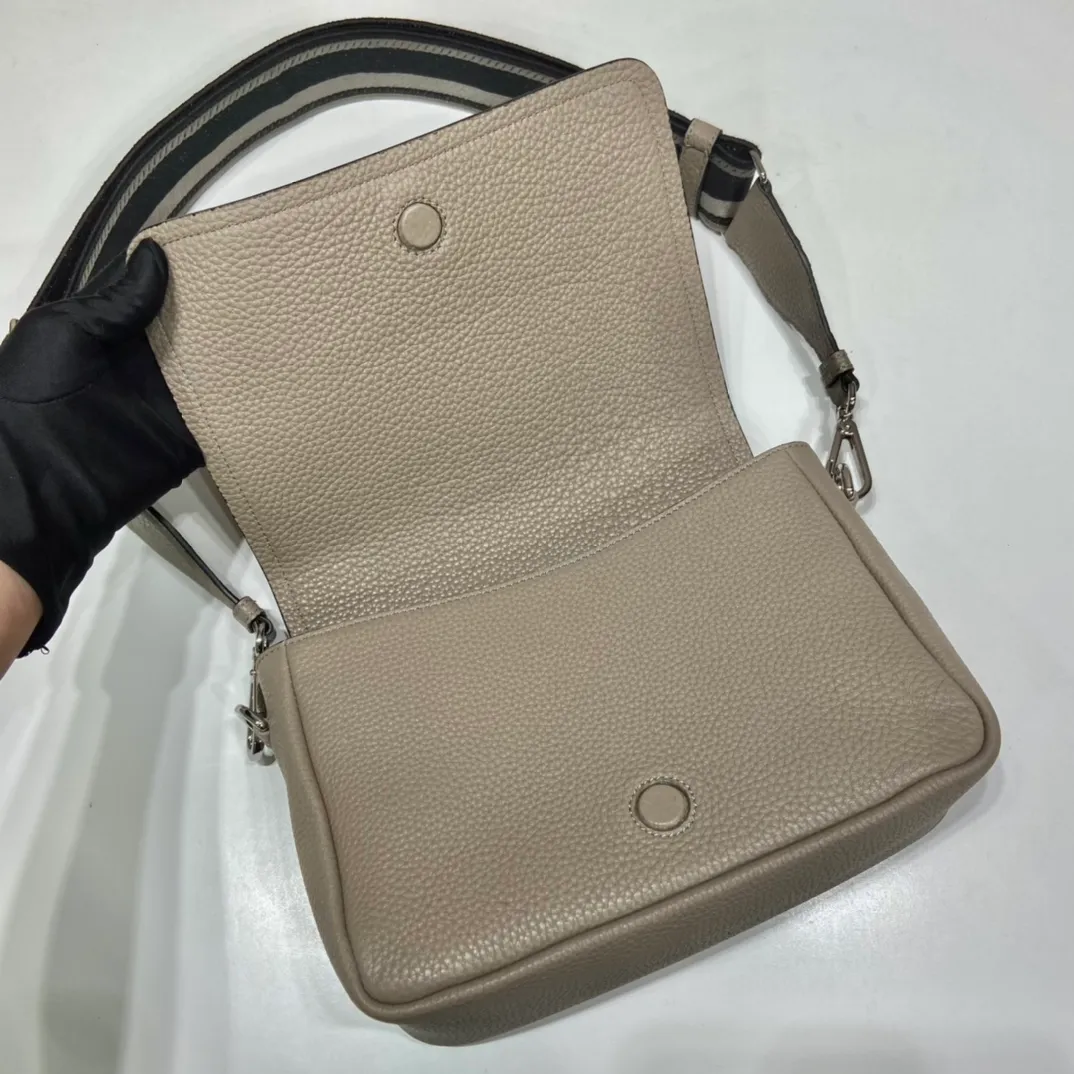 💰1800🎉New double shoulder straps🎉1BD314 double shoulder straps🎉 This double shoulder strap is made of imported deerskin grain cowhide and equipped with two interchangeable and adjustable long shoulder straps. The combination of fabric webbing and cowhide is perfect😘, versatile for mixing and matching different clothes on different occasions😘, large capacity, super soft feel🎉Hurry up and get it🎉 Length 23x Height 18x ​​Bottom 9cm🎉🎉🎉👏👏👏