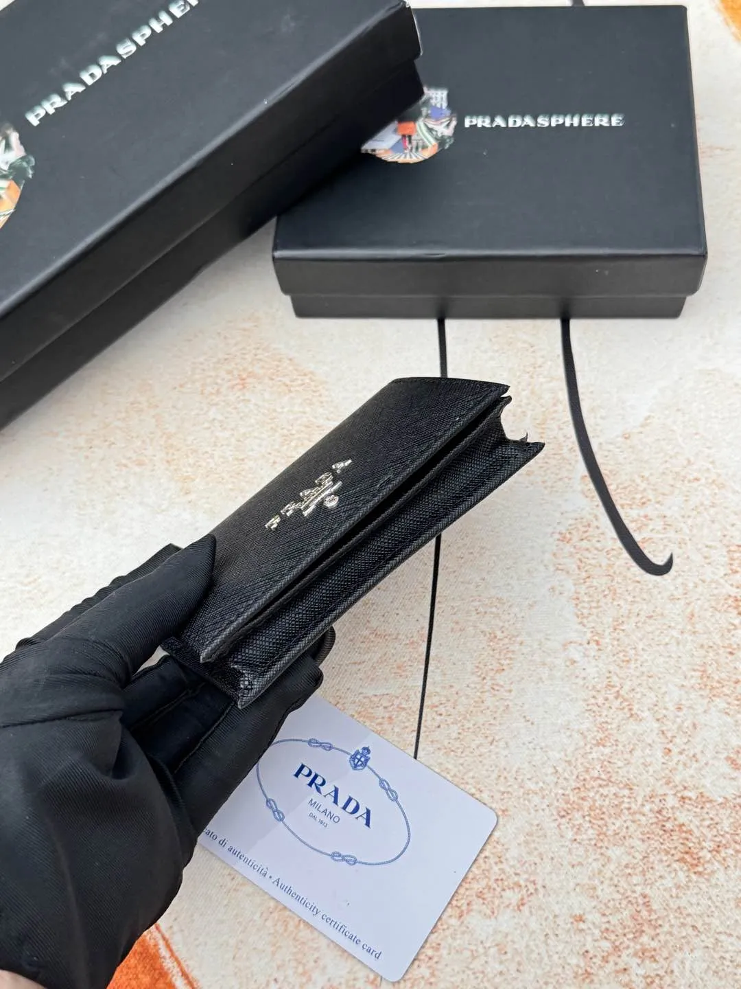 💰120💰PRADA’s popular men’s card holder counter new style, official website synchronization, genuine development, model 2MC122#. Color/picture, real shot 💋Cross-grain cowhide texture is excellent, threaded lining, hardware accessories! Exquisite wiring, even and neat lines, smooth oil edges, size: 11cm long, 6.5cm high