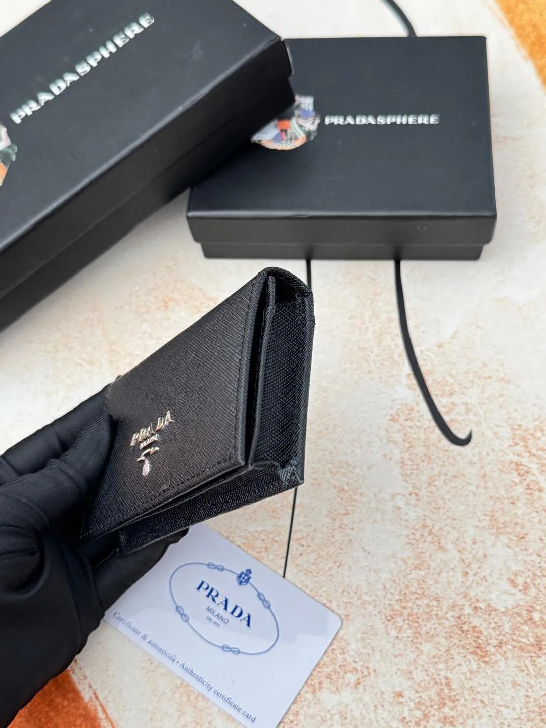 💰120💰PRADA’s popular men’s card holder counter new style, official website synchronization, genuine development, model 2MC122#. Color/picture, real shot 💋Cross-grain cowhide texture is excellent, threaded lining, hardware accessories! Exquisite wiring, even and neat lines, smooth oil edges, size: 11cm long, 6.5cm high