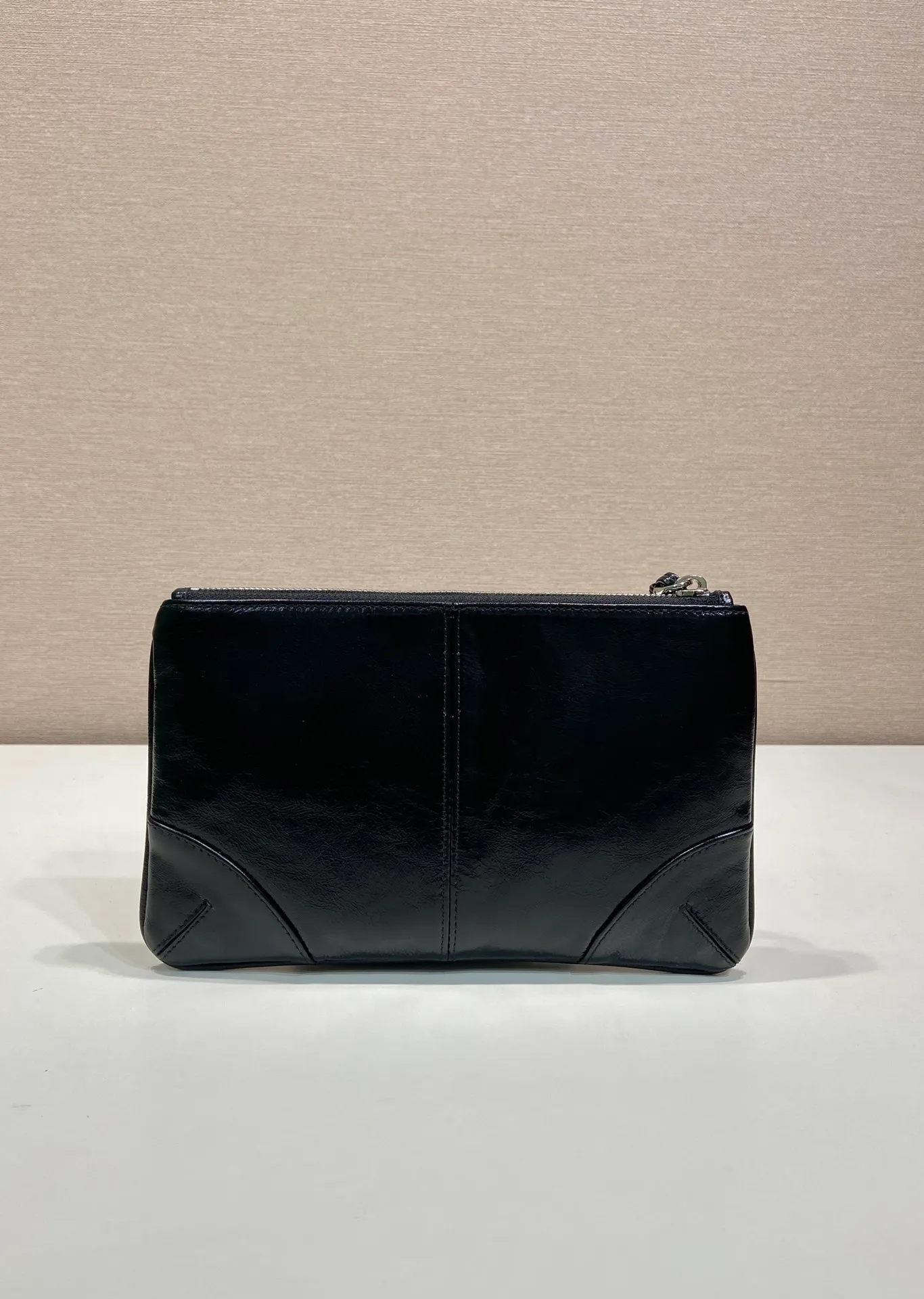 💰700🎉Oil-waxed leather handbag🎉2NH006S small oil-waxed handbag, original item👍👍Made of imported oil-waxed leather material, bag zipper opening and closing, polished stainless steel metal hardware, internal logo, external triangle logo, both practical and chic design style, looking extremely fashionable and grand👏👏 Length 24x Height 14.5cm👏👏👏💰💰💰