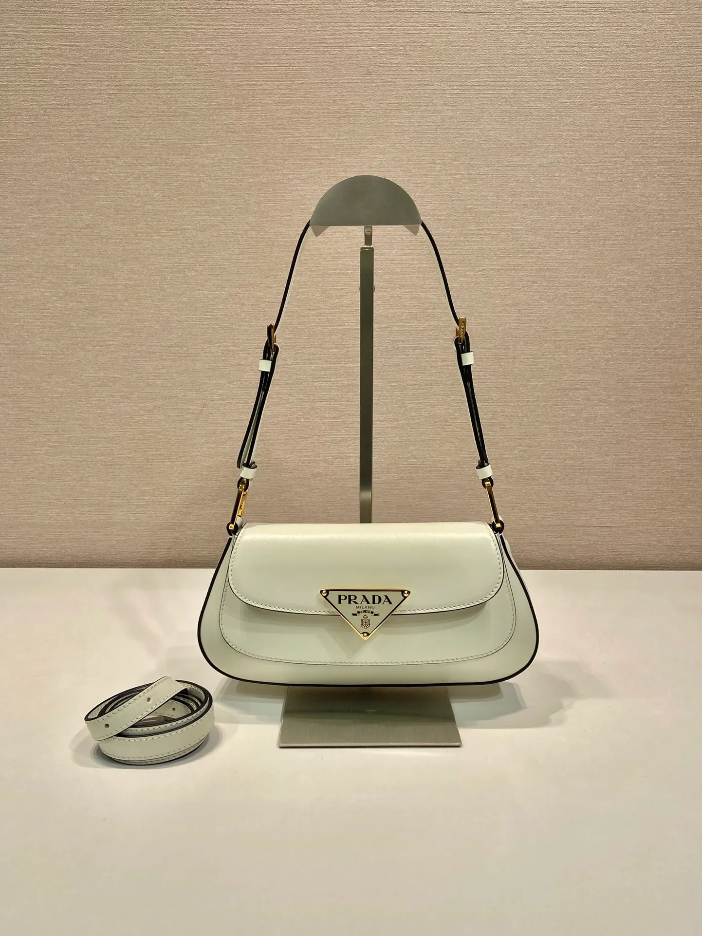 💰1500🎉Plain armpit bag🎉1BD345 plain🎉🎉 The smooth arc design gives this shoulder bag a sophisticated and modern charm. Versatile style, equipped with 2 long and short shoulder straps/adjustable, suitable for use as a handbag or shoulder bag/crossbody. Modern plain calfskin leather is the icing on the cake. Presented in a clamshell silhouette, it combines sophistication with functionality. Another hit that will never go out of style, babies. Hurry up and get it🎉🎉 Length 24x height 11x bottom 4cm🎉🎉🎉👏👏👏