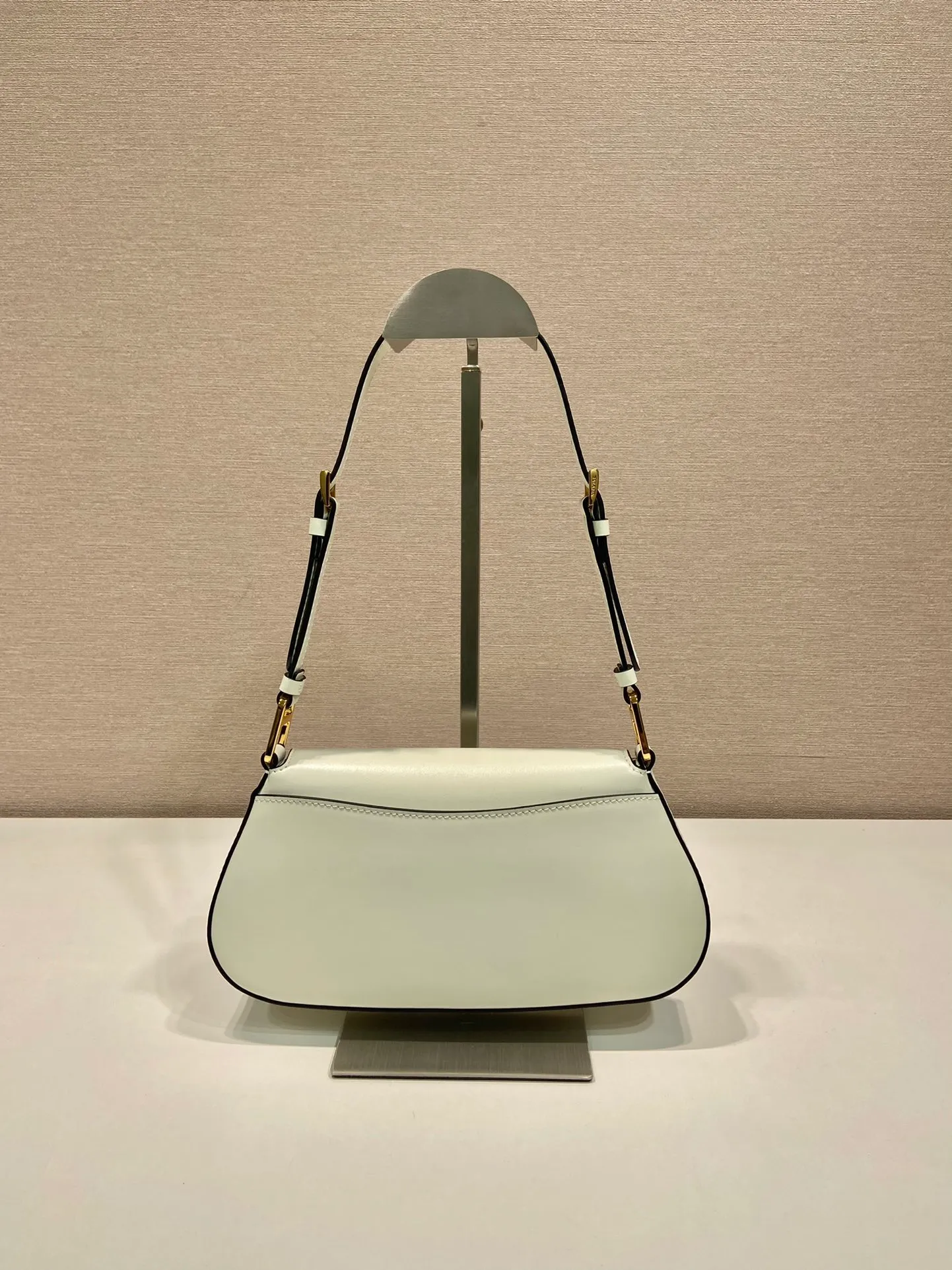 💰1500🎉Plain armpit bag🎉1BD345 plain🎉🎉 The smooth arc design gives this shoulder bag a sophisticated and modern charm. Versatile style, equipped with 2 long and short shoulder straps/adjustable, suitable for use as a handbag or shoulder bag/crossbody. Modern plain calfskin leather is the icing on the cake. Presented in a clamshell silhouette, it combines sophistication with functionality. Another hit that will never go out of style, babies. Hurry up and get it🎉🎉 Length 24x height 11x bottom 4cm🎉🎉🎉👏👏👏