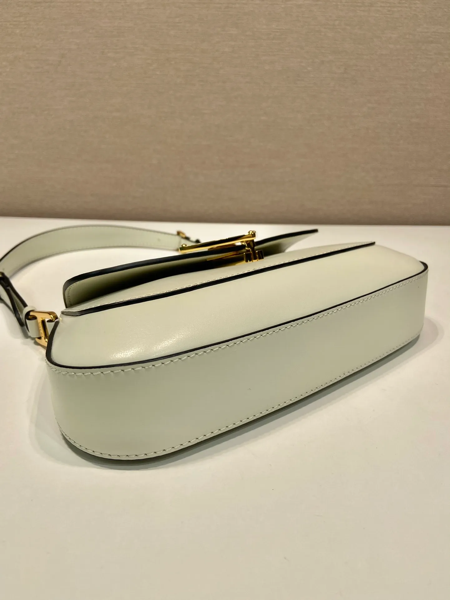 💰1500🎉Plain armpit bag🎉1BD345 plain🎉🎉 The smooth arc design gives this shoulder bag a sophisticated and modern charm. Versatile style, equipped with 2 long and short shoulder straps/adjustable, suitable for use as a handbag or shoulder bag/crossbody. Modern plain calfskin leather is the icing on the cake. Presented in a clamshell silhouette, it combines sophistication with functionality. Another hit that will never go out of style, babies. Hurry up and get it🎉🎉 Length 24x height 11x bottom 4cm🎉🎉🎉👏👏👏