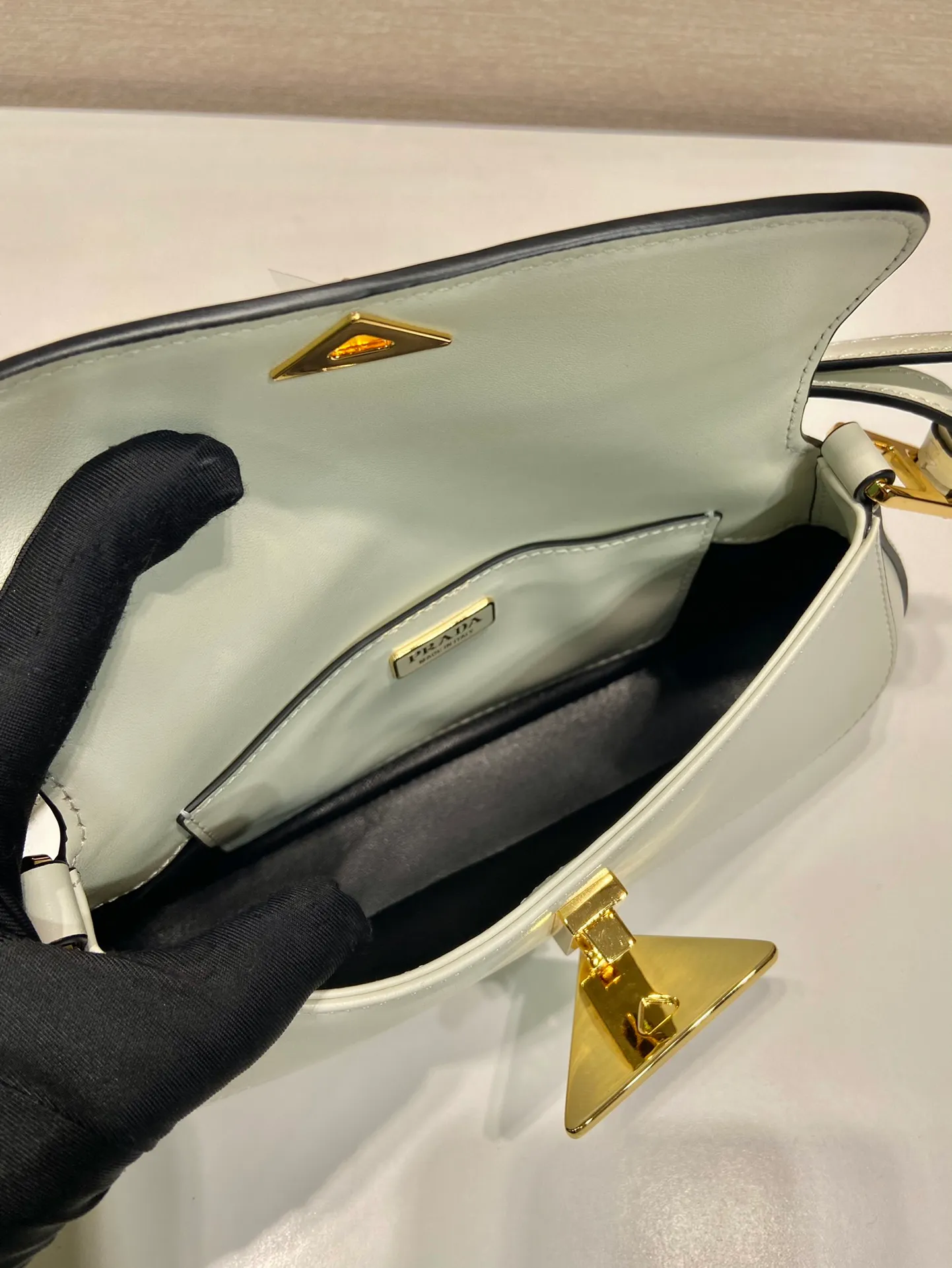 💰1500🎉Plain armpit bag🎉1BD345 plain🎉🎉 The smooth arc design gives this shoulder bag a sophisticated and modern charm. Versatile style, equipped with 2 long and short shoulder straps/adjustable, suitable for use as a handbag or shoulder bag/crossbody. Modern plain calfskin leather is the icing on the cake. Presented in a clamshell silhouette, it combines sophistication with functionality. Another hit that will never go out of style, babies. Hurry up and get it🎉🎉 Length 24x height 11x bottom 4cm🎉🎉🎉👏👏👏