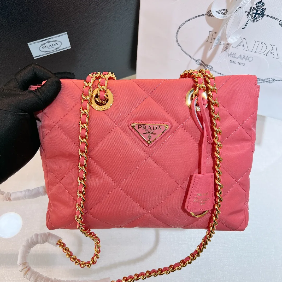 💰1120✨New product launch✨Middle-hand series chain shoulder bag/tramp bag Re-Edition19951BG468 The most fashionable retro bag type in the middle-hand series. The gold size is 25cm, suitable for fairies of all heights. It is super versatile and good-looking. Fashionable people must buy it! It is not only practical, lightweight, but also good-looking. It has a super large capacity. It has a triangle brand name + waterproof parachute nylon. The rhombus pattern adds a high quality. It is paired with a black gold chain and mixed leather shoulder strap. It is versatile and exquisite. It is ok for daily commuting and travel and vacation. It is simply great👏... Size: 25*19*7cm