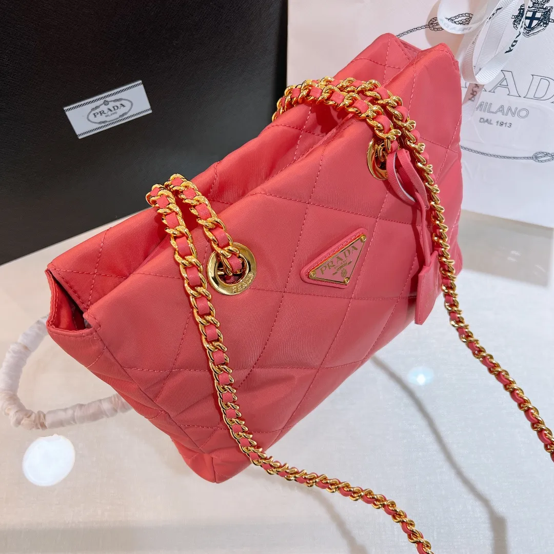 💰1120✨New product launch✨Middle-hand series chain shoulder bag/tramp bag Re-Edition19951BG468 The most fashionable retro bag type in the middle-hand series. The gold size is 25cm, suitable for fairies of all heights. It is super versatile and good-looking. Fashionable people must buy it! It is not only practical, lightweight, but also good-looking. It has a super large capacity. It has a triangle brand name + waterproof parachute nylon. The rhombus pattern adds a high quality. It is paired with a black gold chain and mixed leather shoulder strap. It is versatile and exquisite. It is ok for daily commuting and travel and vacation. It is simply great👏... Size: 25*19*7cm