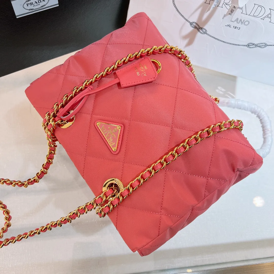 💰1120✨New product launch✨Middle-hand series chain shoulder bag/tramp bag Re-Edition19951BG468 The most fashionable retro bag type in the middle-hand series. The gold size is 25cm, suitable for fairies of all heights. It is super versatile and good-looking. Fashionable people must buy it! It is not only practical, lightweight, but also good-looking. It has a super large capacity. It has a triangle brand name + waterproof parachute nylon. The rhombus pattern adds a high quality. It is paired with a black gold chain and mixed leather shoulder strap. It is versatile and exquisite. It is ok for daily commuting and travel and vacation. It is simply great👏... Size: 25*19*7cm