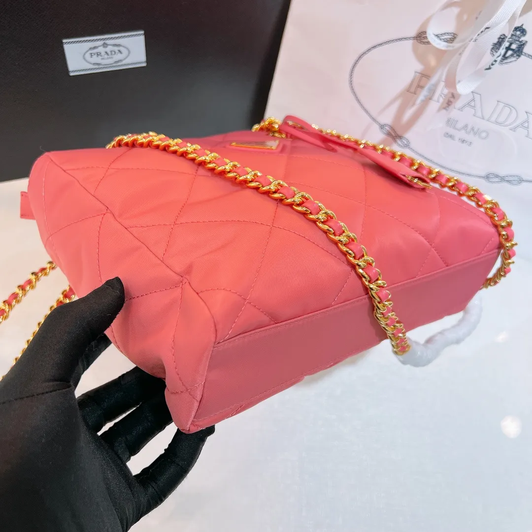 💰1120✨New product launch✨Middle-hand series chain shoulder bag/tramp bag Re-Edition19951BG468 The most fashionable retro bag type in the middle-hand series. The gold size is 25cm, suitable for fairies of all heights. It is super versatile and good-looking. Fashionable people must buy it! It is not only practical, lightweight, but also good-looking. It has a super large capacity. It has a triangle brand name + waterproof parachute nylon. The rhombus pattern adds a high quality. It is paired with a black gold chain and mixed leather shoulder strap. It is versatile and exquisite. It is ok for daily commuting and travel and vacation. It is simply great👏... Size: 25*19*7cm
