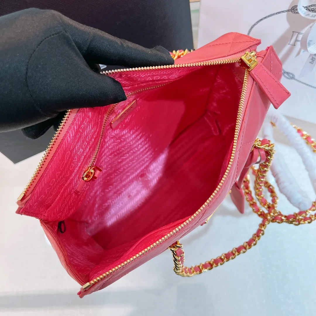 💰1120✨New product launch✨Middle-hand series chain shoulder bag/tramp bag Re-Edition19951BG468 The most fashionable retro bag type in the middle-hand series. The gold size is 25cm, suitable for fairies of all heights. It is super versatile and good-looking. Fashionable people must buy it! It is not only practical, lightweight, but also good-looking. It has a super large capacity. It has a triangle brand name + waterproof parachute nylon. The rhombus pattern adds a high quality. It is paired with a black gold chain and mixed leather shoulder strap. It is versatile and exquisite. It is ok for daily commuting and travel and vacation. It is simply great👏... Size: 25*19*7cm