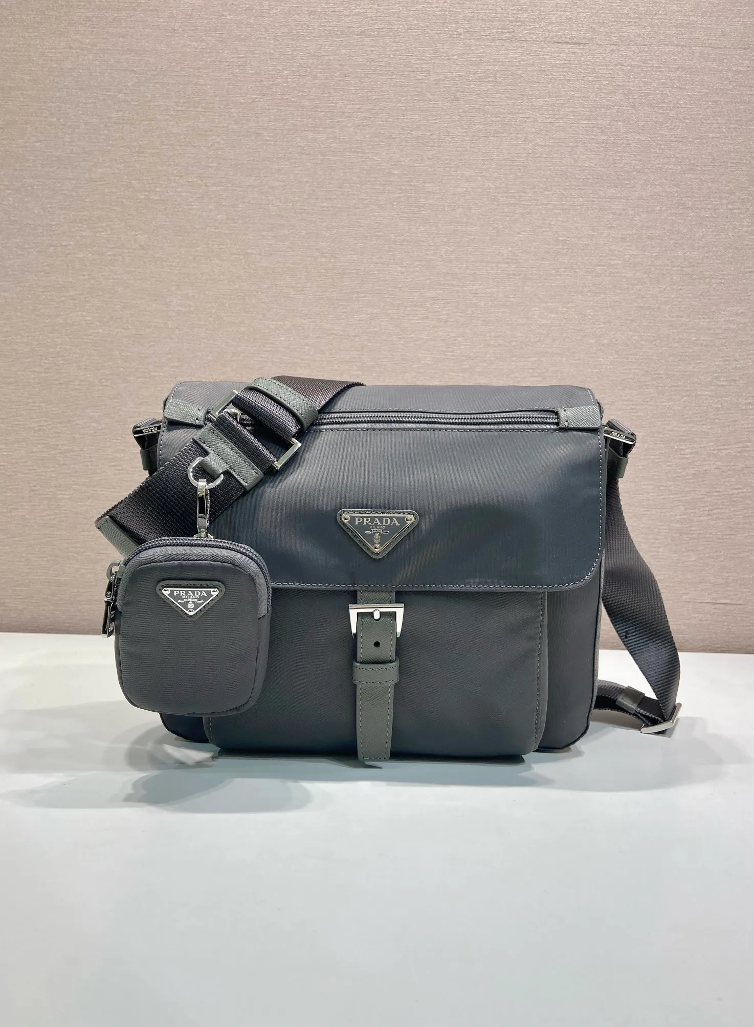 💰1120🎉Upgrade board🎉1BD994 environmentally friendly small bag🎉🎉 This one is made of imported nylon material and Saffiano leather piping, adjustable fabric shoulder straps, stainless steel accessories, and the upgraded version is designed with square buckle hardware on both sides of the shoulder straps. Equipped with a detachable eco-label pouch, triangular enamel logo nameplate, zipper and buckle closure, two outer pockets, one of which is a flip zipper bag, two inner pockets, 165 OEM code, lightweight and practical👏🏻👏🏻Unisex style🙊🙊 Length 25 height 22 bottom 10cm🤙🤙🤙💰💰💰💰