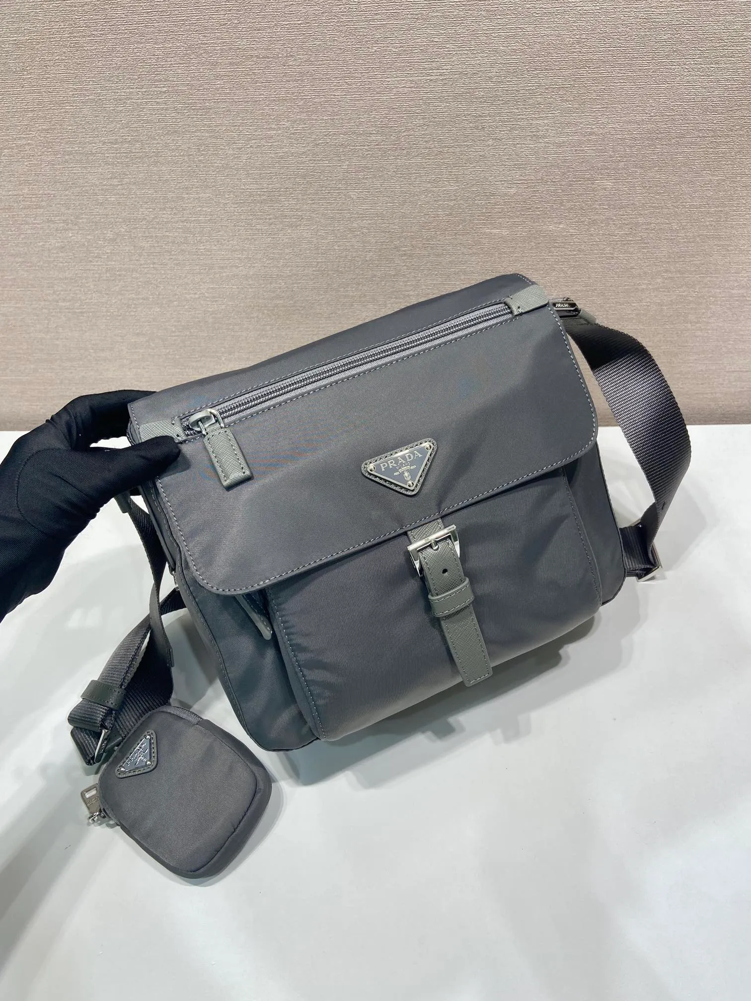 💰1120🎉Upgrade board🎉1BD994 environmentally friendly small bag🎉🎉 This one is made of imported nylon material and Saffiano leather piping, adjustable fabric shoulder straps, stainless steel accessories, and the upgraded version is designed with square buckle hardware on both sides of the shoulder straps. Equipped with a detachable eco-label pouch, triangular enamel logo nameplate, zipper and buckle closure, two outer pockets, one of which is a flip zipper bag, two inner pockets, 165 OEM code, lightweight and practical👏🏻👏🏻Unisex style🙊🙊 Length 25 height 22 bottom 10cm🤙🤙🤙💰💰💰💰