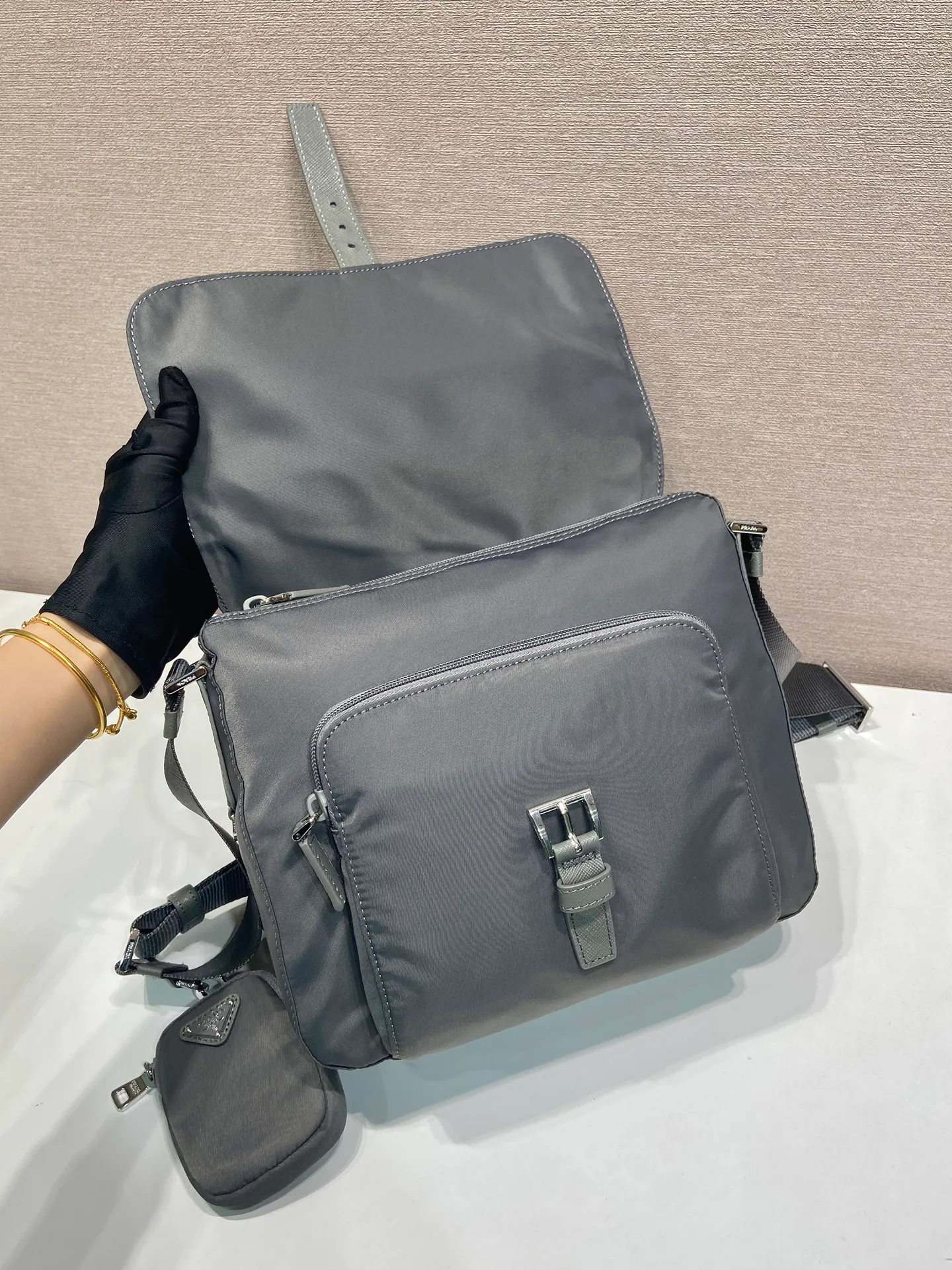 💰1120🎉Upgrade board🎉1BD994 environmentally friendly small bag🎉🎉 This one is made of imported nylon material and Saffiano leather piping, adjustable fabric shoulder straps, stainless steel accessories, and the upgraded version is designed with square buckle hardware on both sides of the shoulder straps. Equipped with a detachable eco-label pouch, triangular enamel logo nameplate, zipper and buckle closure, two outer pockets, one of which is a flip zipper bag, two inner pockets, 165 OEM code, lightweight and practical👏🏻👏🏻Unisex style🙊🙊 Length 25 height 22 bottom 10cm🤙🤙🤙💰💰💰💰