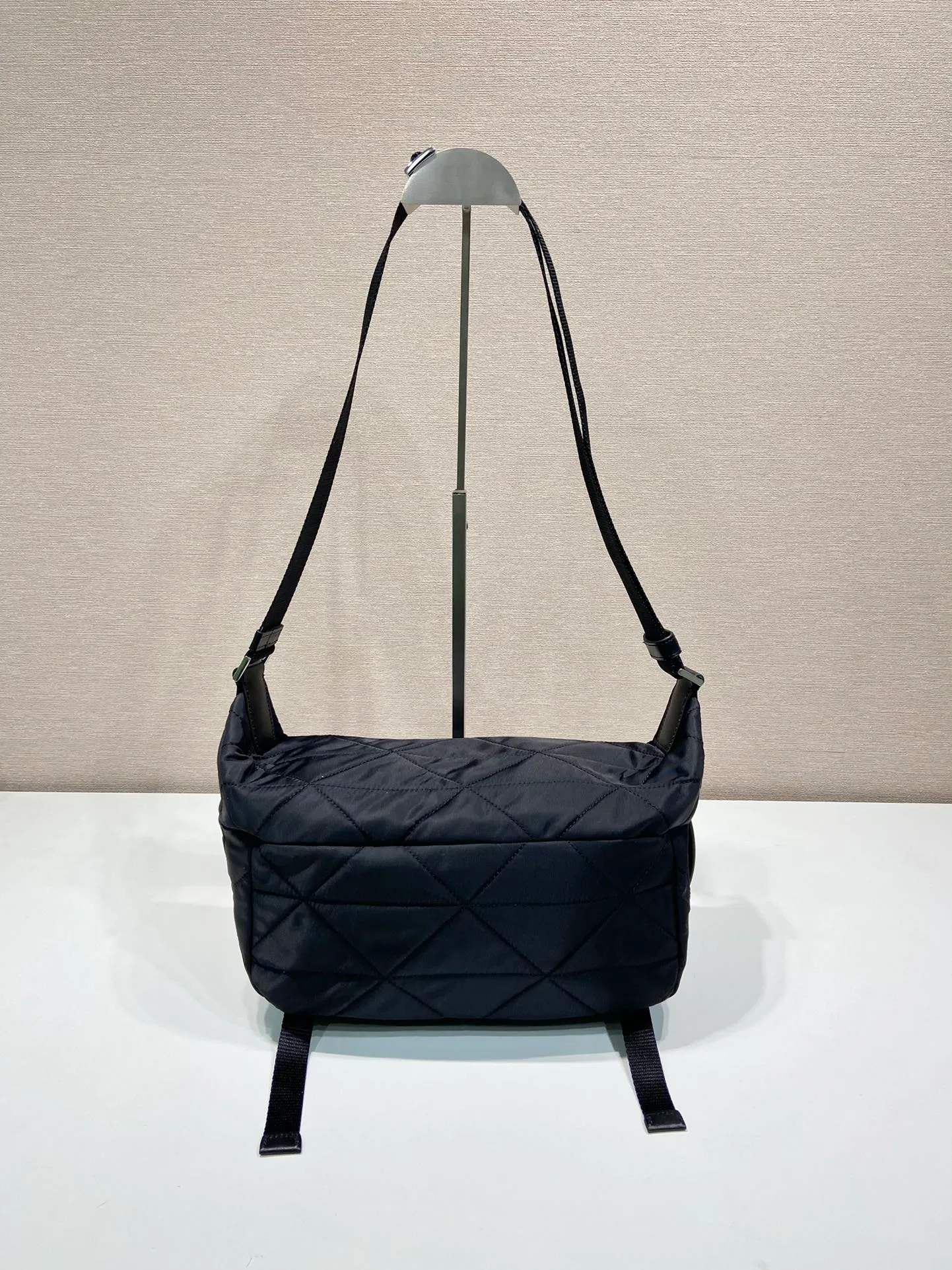 💰1120🎉Upgraded messenger bag🎉2VH994A embroidered plaid🎉🎉 This clamshell shoulder bag is made of iconic P family materials such as nylon and Saffiano leather. Intricate hand-embroidered plaid pattern. The shoulder bag features internal and external pockets and is embellished with a triangular metal logo, combining functionality with brand style. The upper body effect is very cool😎, simple and elegant😘Hurry up and get it🎉🎉 Length 27x Height 15.5x Bottom 14cm