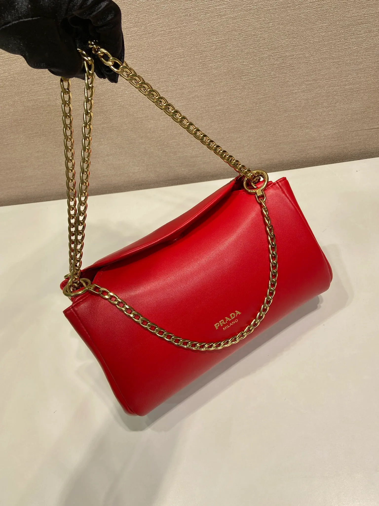 💰1500🎉New🎉1BD395🎉🎉 This Tumulte bag suggests a sporty yet refined stance, an authentic, nappa leather design characterized by soft side pleats and curves that create a refined feminine silhouette. The bag is decorated with three sliding chain handles, a detachable chain shoulder strap and a magnetic closure on the flap, which can be combined into different wearing styles. There is a lot of space, babies, hurry up and get it🎉🎉Length 24xHeight 13xBottom 13cm🎉🎉🎉💰💰💰