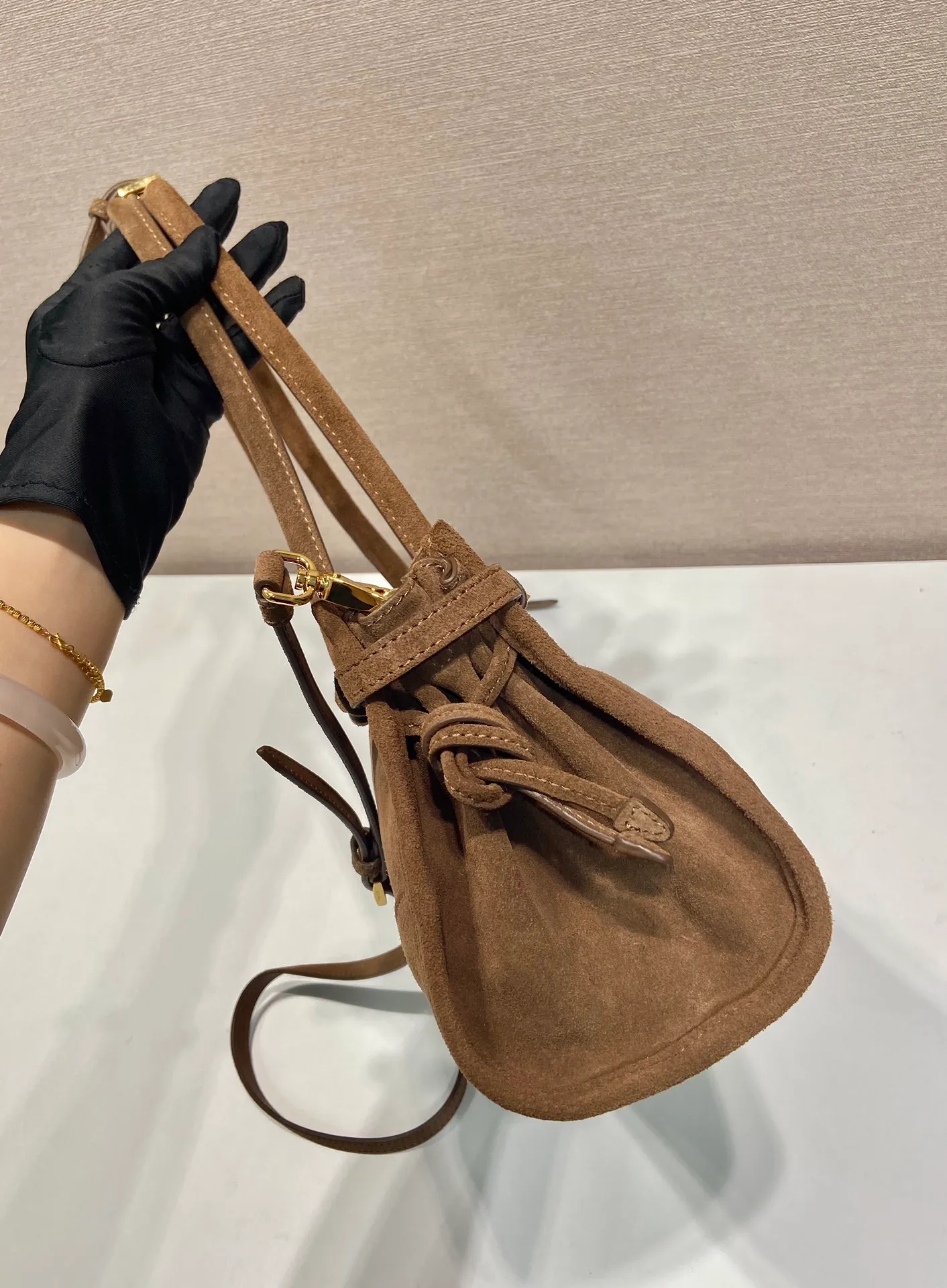 💰1660🎉LusSolf nubuck leather🎉1BA426🎉🎉 This hand-held crossbody bag is made of imported nubuck leather and exudes a classic atmosphere. It is equipped with a detachable and adjustable long shoulder strap, which is convenient for different occasions. It has a very large capacity and is easy to use. It is definitely a must-have for fashionistas. Hurry up and take this retro style handbag home! Length 32x Height 15.5x Bottom 12cm🎉🎉🎉👏👏👏