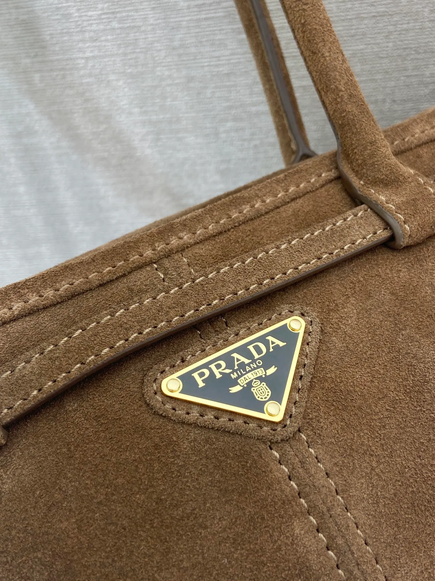 💰1660🎉LusSolf nubuck leather🎉1BA426🎉🎉 This hand-held crossbody bag is made of imported nubuck leather and exudes a classic atmosphere. It is equipped with a detachable and adjustable long shoulder strap, which is convenient for different occasions. It has a very large capacity and is easy to use. It is definitely a must-have for fashionistas. Hurry up and take this retro style handbag home! Length 32x Height 15.5x Bottom 12cm🎉🎉🎉👏👏👏