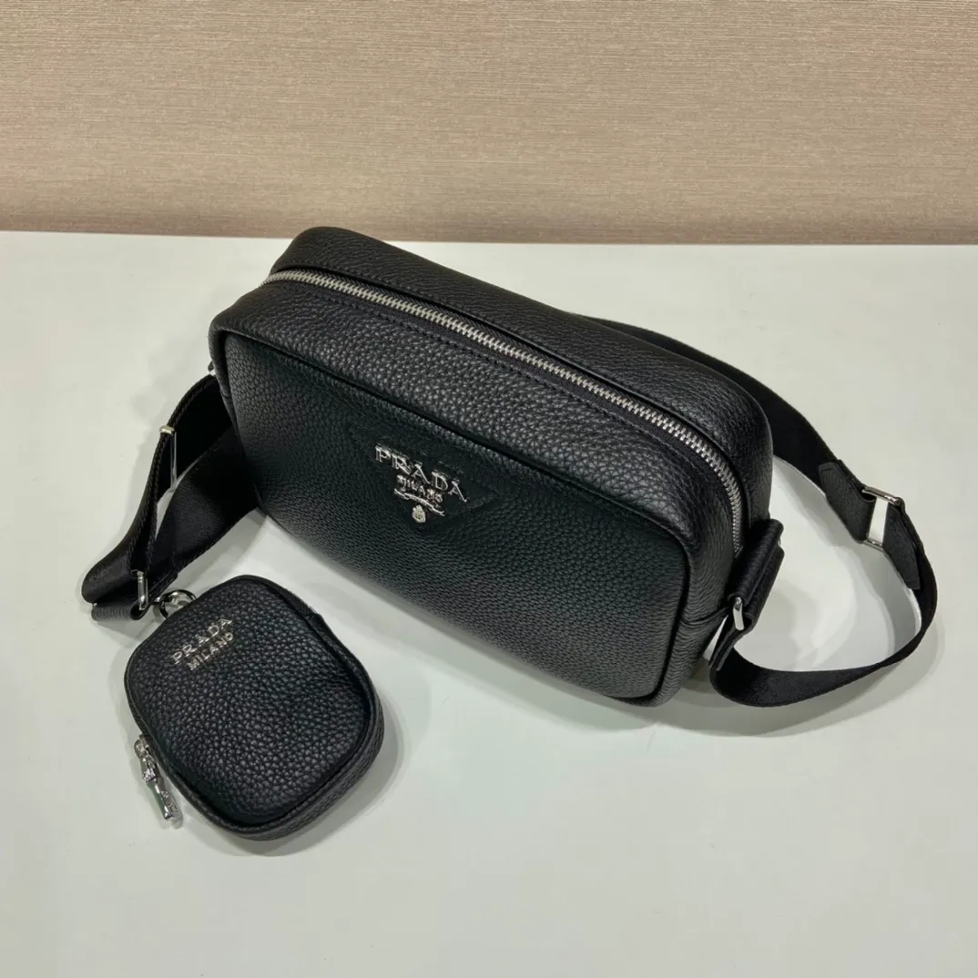 💰1600🎉New cross-body bag🎉1BH182🎉🎉 This cross-body bag is made of imported deerskin grain cowhide and equipped with an adjustable long shoulder strap. My favorite is the small bag on the shoulder strap😘It’s so perfect😘, it has large capacity, simple and elegant, and it feels super soft🎉Hurry up and get it🎉 Length 22x Height 14.5x Bottom 8cm🎉🎉🎉👏👏👏