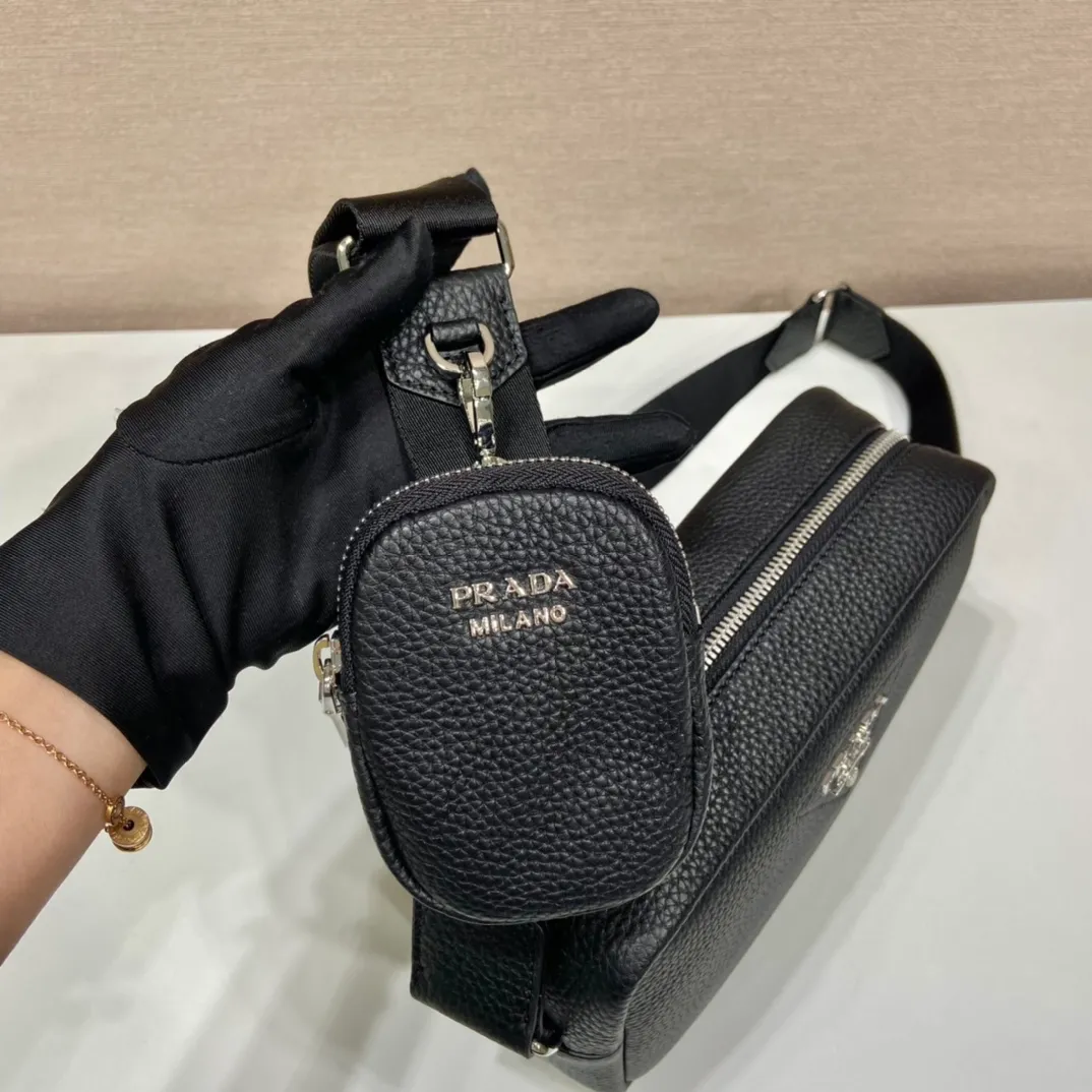 💰1600🎉New cross-body bag🎉1BH182🎉🎉 This cross-body bag is made of imported deerskin grain cowhide and equipped with an adjustable long shoulder strap. My favorite is the small bag on the shoulder strap😘It’s so perfect😘, it has large capacity, simple and elegant, and it feels super soft🎉Hurry up and get it🎉 Length 22x Height 14.5x Bottom 8cm🎉🎉🎉👏👏👏