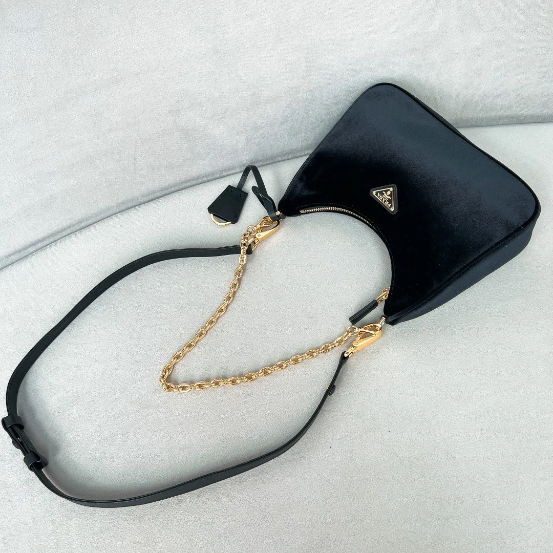💰1040🌟New product debut 2023 autumn and winter new velvet three-in-one 1BC204 Hobo three-in-one has become a mainstream fashion trend! Super versatile and good-looking, fashionable people must buy it! Carefully made of new velvet material, unique adjustable shoulder strap design with skillful craftsmanship, unique all-leather chain handles, triangle logo on the front, not only practical, lightweight but also beautiful. The spacious internal compartment is simply great👏 The new favorite of fashionistas. The perfect details are comparable to the brick cabinet Super 5🌟 Size: 22*18*6cm Black
