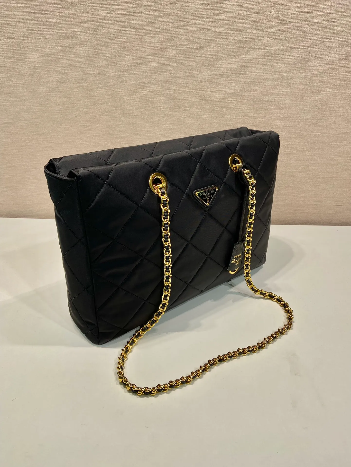 💰1240🎉Large size with vintage zipper🎉1BG467🎉🎉 This Vintage vintage chain diamond hobo bag has a great design👏👏 Purely handmade nylon rhombus design, can be worn on one shoulder, across the body, or carried on the street. The imported black gold chain is really the eternal theme of vintage😘😘It is simple and elegant, and the capacity is very large👍The upper body is particularly trendy, versatile and fashionable. No matter casual or formal, they all have a stable temperament. Hurry up and get it🙊I love this second-hand hobo bag😘😘 Length 35x Height 25x Bottom 9.5cm