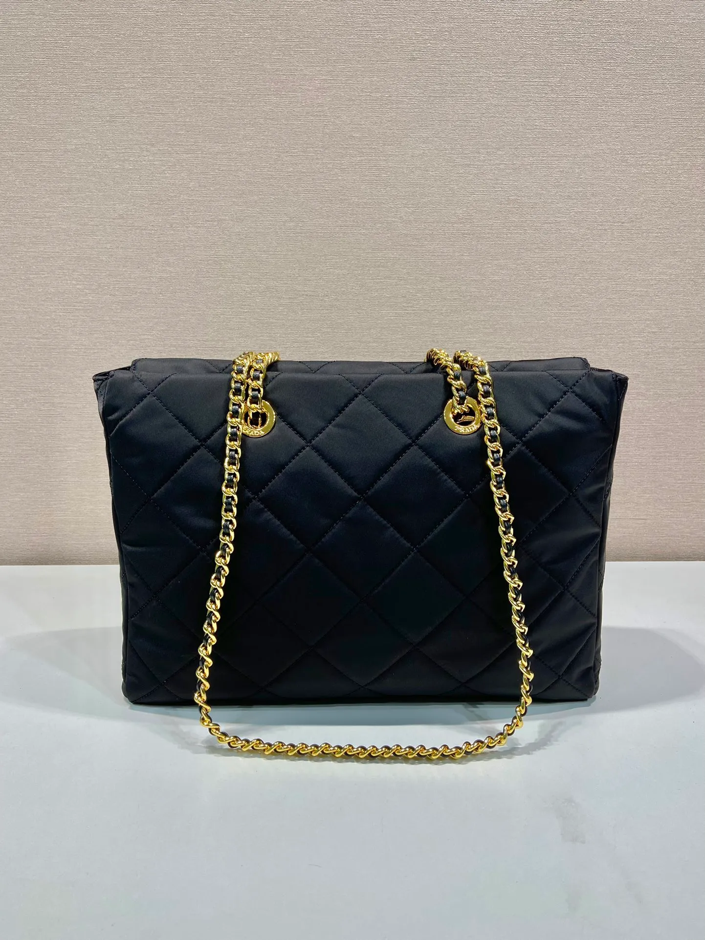 💰1240🎉Large size with vintage zipper🎉1BG467🎉🎉 This Vintage vintage chain diamond hobo bag has a great design👏👏 Purely handmade nylon rhombus design, can be worn on one shoulder, across the body, or carried on the street. The imported black gold chain is really the eternal theme of vintage😘😘It is simple and elegant, and the capacity is very large👍The upper body is particularly trendy, versatile and fashionable. No matter casual or formal, they all have a stable temperament. Hurry up and get it🙊I love this second-hand hobo bag😘😘 Length 35x Height 25x Bottom 9.5cm