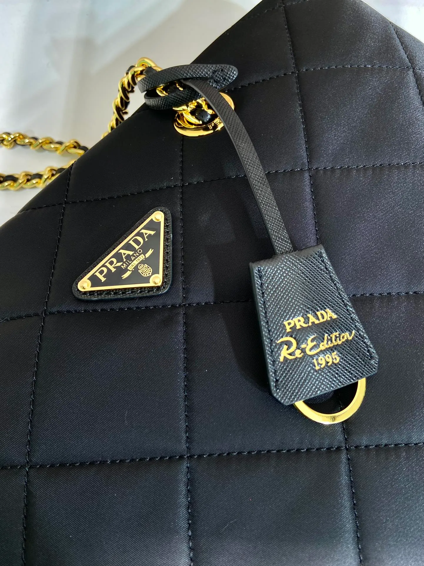 💰1240🎉Large size with vintage zipper🎉1BG467🎉🎉 This Vintage vintage chain diamond hobo bag has a great design👏👏 Purely handmade nylon rhombus design, can be worn on one shoulder, across the body, or carried on the street. The imported black gold chain is really the eternal theme of vintage😘😘It is simple and elegant, and the capacity is very large👍The upper body is particularly trendy, versatile and fashionable. No matter casual or formal, they all have a stable temperament. Hurry up and get it🙊I love this second-hand hobo bag😘😘 Length 35x Height 25x Bottom 9.5cm