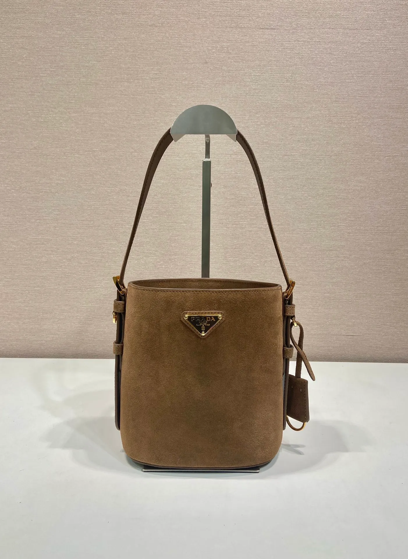 💰1360🎉New Bucket Bag🎉1BE078A Suede Small Size🎉🎉 This flexible and easy-to-wear bucket bag has a minimalist design and is made of soft suede leather. The shoulder straps are adjustable and equipped with imported sheepskin inside. It has a large space and the upper body effect is fashionable. It is a must-have in winter and is worth owning👏👏👏 Length 17 height 18.5 bottom 10.5cm🎉🎉🎉👏👏👏
