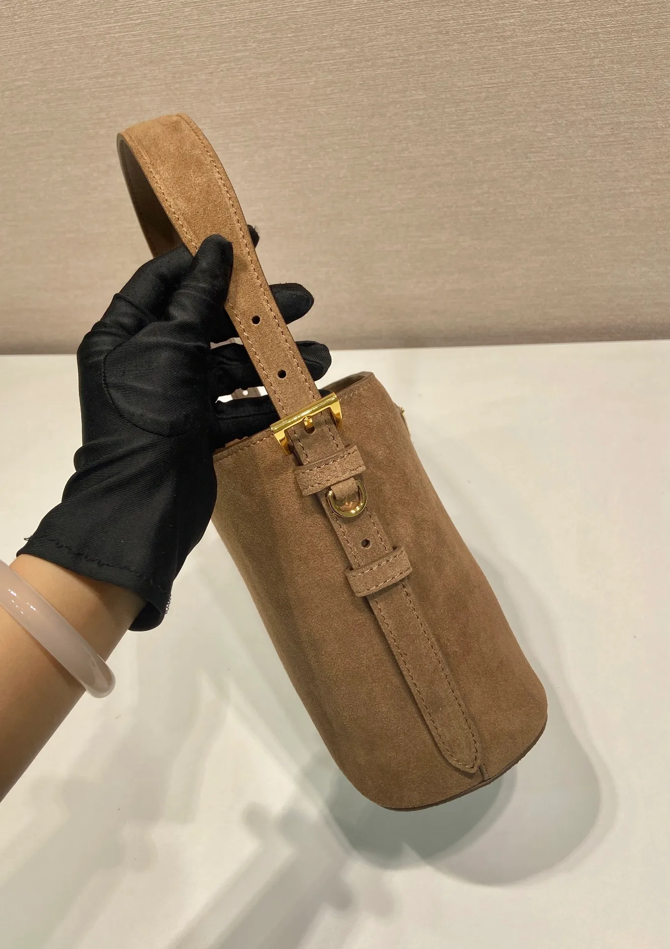 💰1360🎉New Bucket Bag🎉1BE078A Suede Small Size🎉🎉 This flexible and easy-to-wear bucket bag has a minimalist design and is made of soft suede leather. The shoulder straps are adjustable and equipped with imported sheepskin inside. It has a large space and the upper body effect is fashionable. It is a must-have in winter and is worth owning👏👏👏 Length 17 height 18.5 bottom 10.5cm🎉🎉🎉👏👏👏