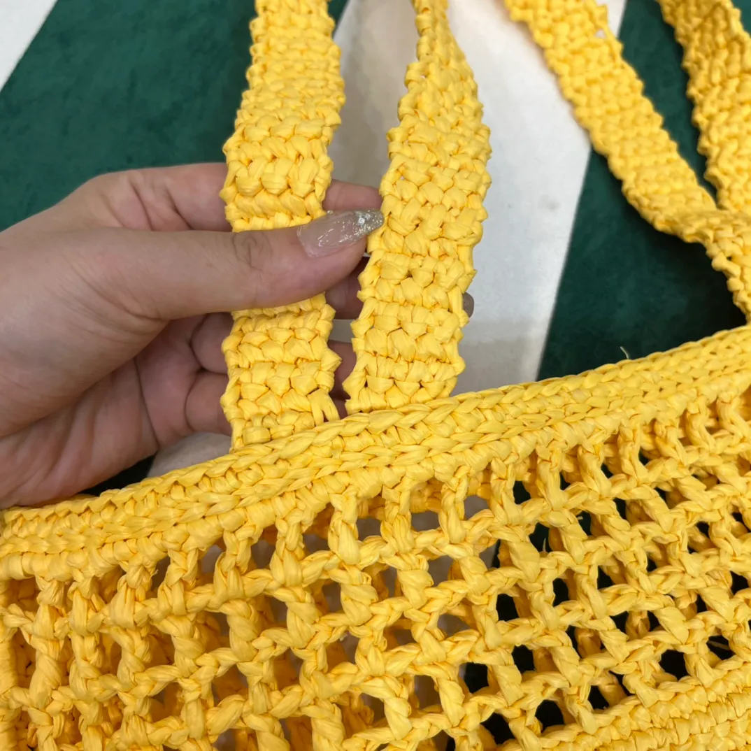 💰1160, upgraded version of raffia/yellow🌼 𝗣𝗿'𝗮𝗱𝗮raffia fiber tote bag. Made of high-quality imported raffia🌿 purely handmade! Every craftsman makes it with care and crochets it stitch by stitch! How can summer outings, picnics, and photo shoots be complete without a beautiful, lightweight and chic straw bag? 393 Size: 36×4×38cm