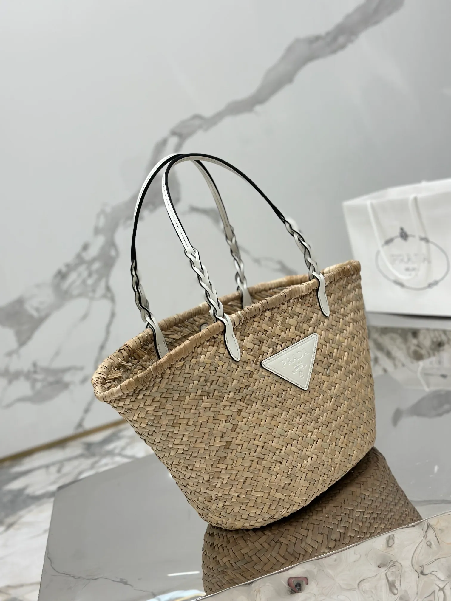 💰1640🌟The vegetable basket is here~ The palm leaf straw bag is crazy popular. The cowhide-edged corncob pattern shoulder strap is matched with raffia weaving. It is full of French lazy style. It can be carried by hand or on the shoulder. The upper body is super nice. Size: 25×48×16cm. Style number: 1BG314
