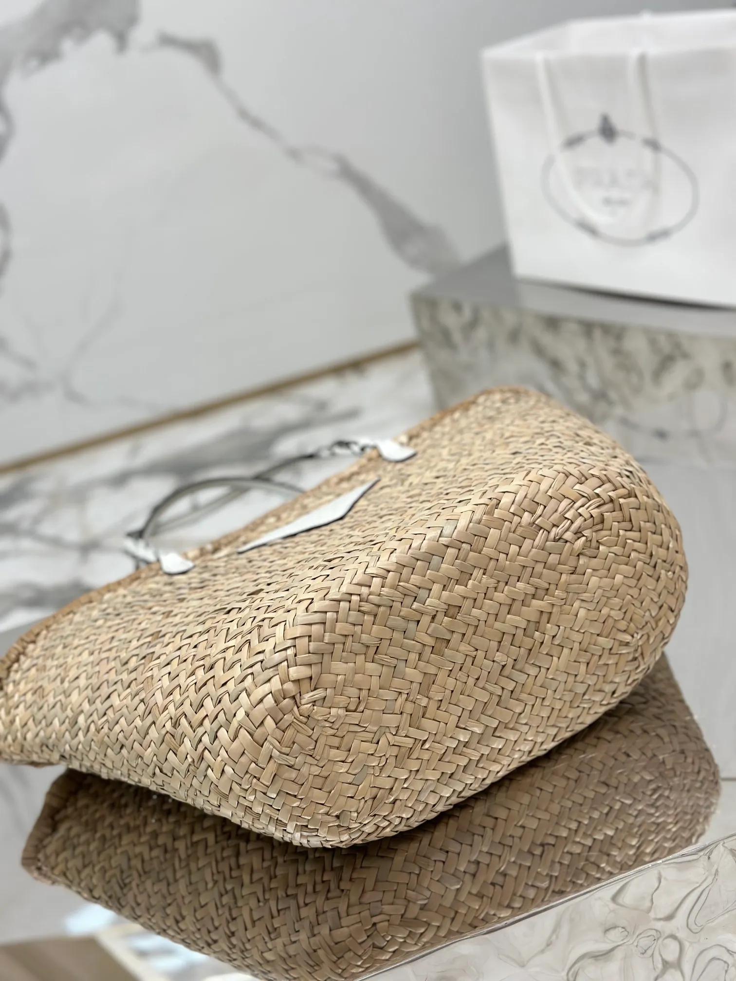 💰1640🌟The vegetable basket is here~ The palm leaf straw bag is crazy popular. The cowhide-edged corncob pattern shoulder strap is matched with raffia weaving. It is full of French lazy style. It can be carried by hand or on the shoulder. The upper body is super nice. Size: 25×48×16cm. Style number: 1BG314