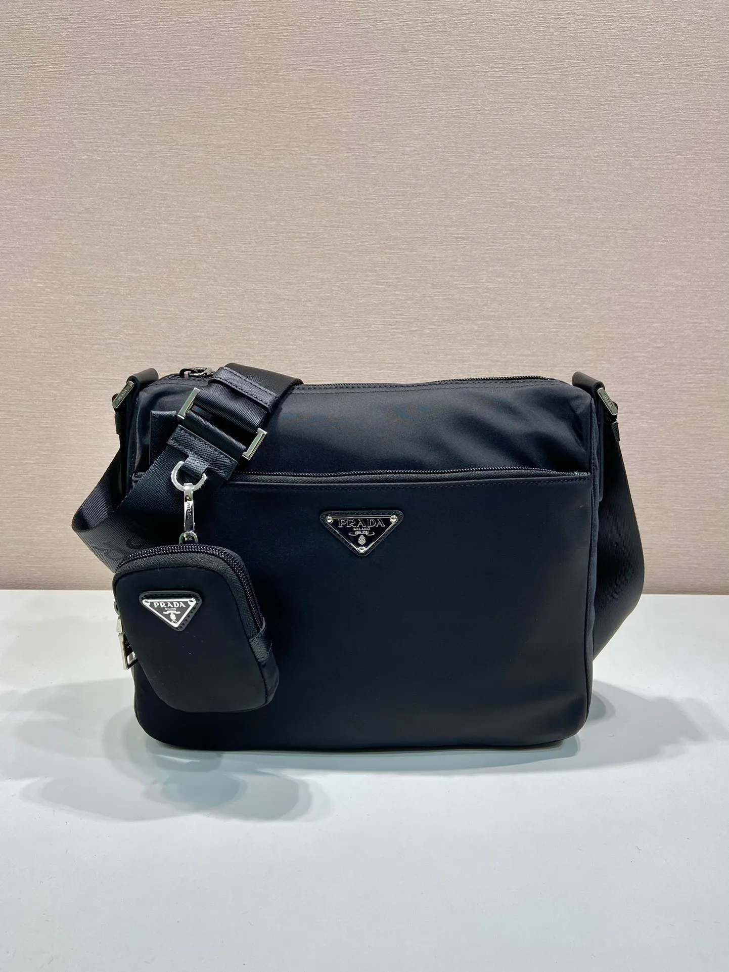 💰1020🎉Upgraded version🎉1BC421 upgraded version arrived👏🏻👏🏻Original item, using imported fabric shoulder bag, adjustable fabric shoulder strap, and one thousand detachable small bags on the shoulder strap. Stainless steel accessories, triangular enamel nameplate, zipper closure, one zipper outer bag, two inner bags, one zipper bag, multiple compartments, light and practical, length 30x height 24x base 9cm.👏🏻👏🏻👏🏻💰💰💰