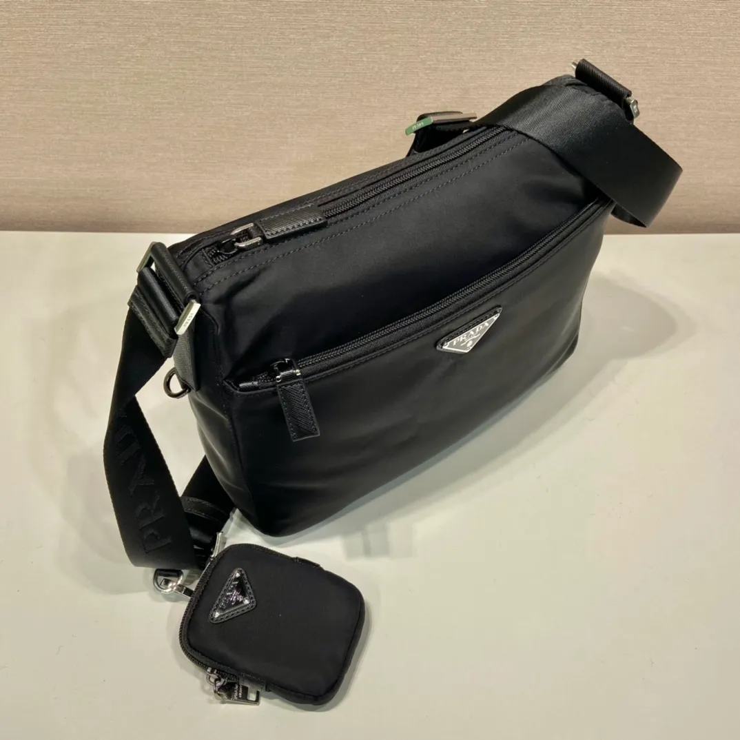 💰1020🎉Upgraded version🎉1BC421 upgraded version arrived👏🏻👏🏻Original item, using imported fabric shoulder bag, adjustable fabric shoulder strap, and one thousand detachable small bags on the shoulder strap. Stainless steel accessories, triangular enamel nameplate, zipper closure, one zipper outer bag, two inner bags, one zipper bag, multiple compartments, light and practical, length 30x height 24x base 9cm.👏🏻👏🏻👏🏻💰💰💰