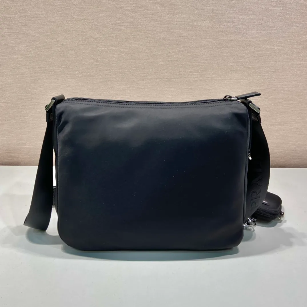 💰1020🎉Upgraded version🎉1BC421 upgraded version arrived👏🏻👏🏻Original item, using imported fabric shoulder bag, adjustable fabric shoulder strap, and one thousand detachable small bags on the shoulder strap. Stainless steel accessories, triangular enamel nameplate, zipper closure, one zipper outer bag, two inner bags, one zipper bag, multiple compartments, light and practical, length 30x height 24x base 9cm.👏🏻👏🏻👏🏻💰💰💰