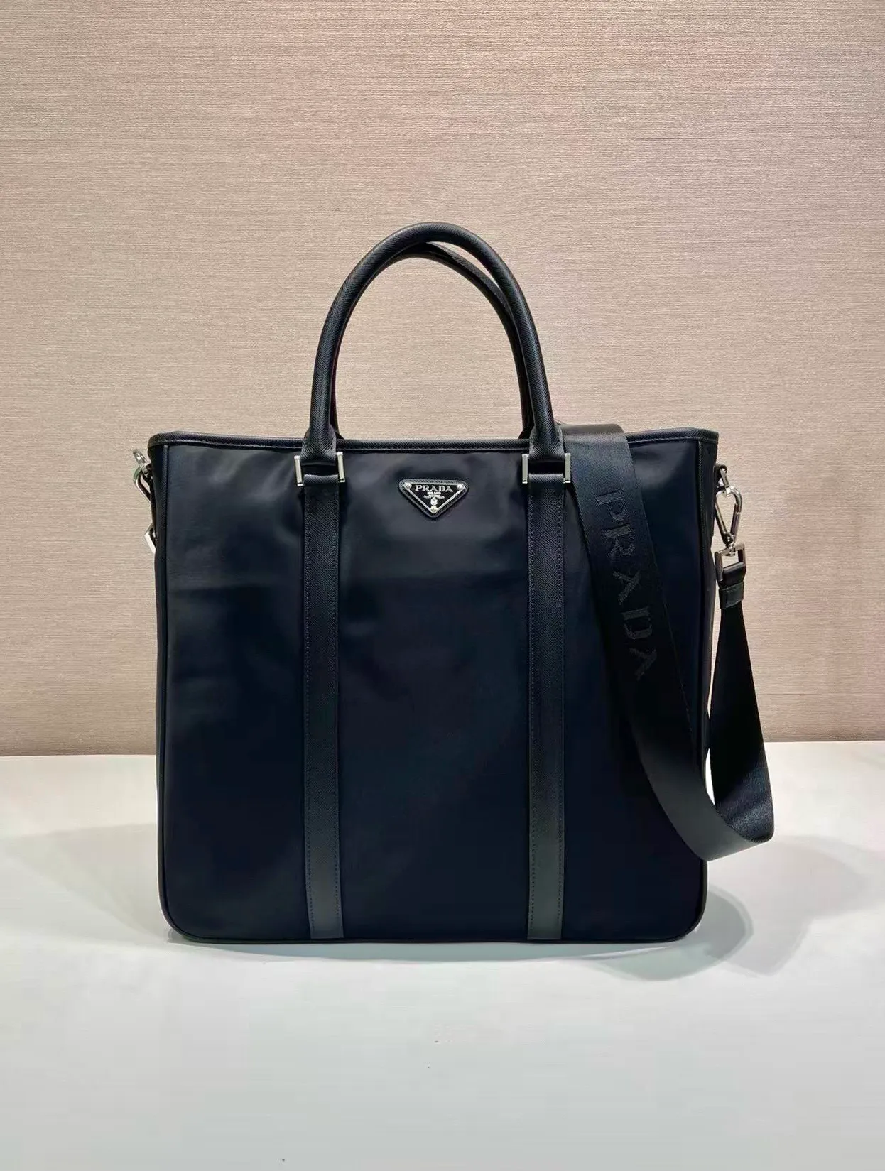 💰1300, new style🆕🆕, 2VG034 men's handbag, made of advanced nylon fabric/cross-grain cowhide🎉🎉, polished steel accessories, dark metal pull Chain, detachable and adjustable nylon shoulder strap, 165 OEM code, light and fashionable, a must-have for men, length 36x height 34x bottom 10cm.💪💪💪💰💰💰