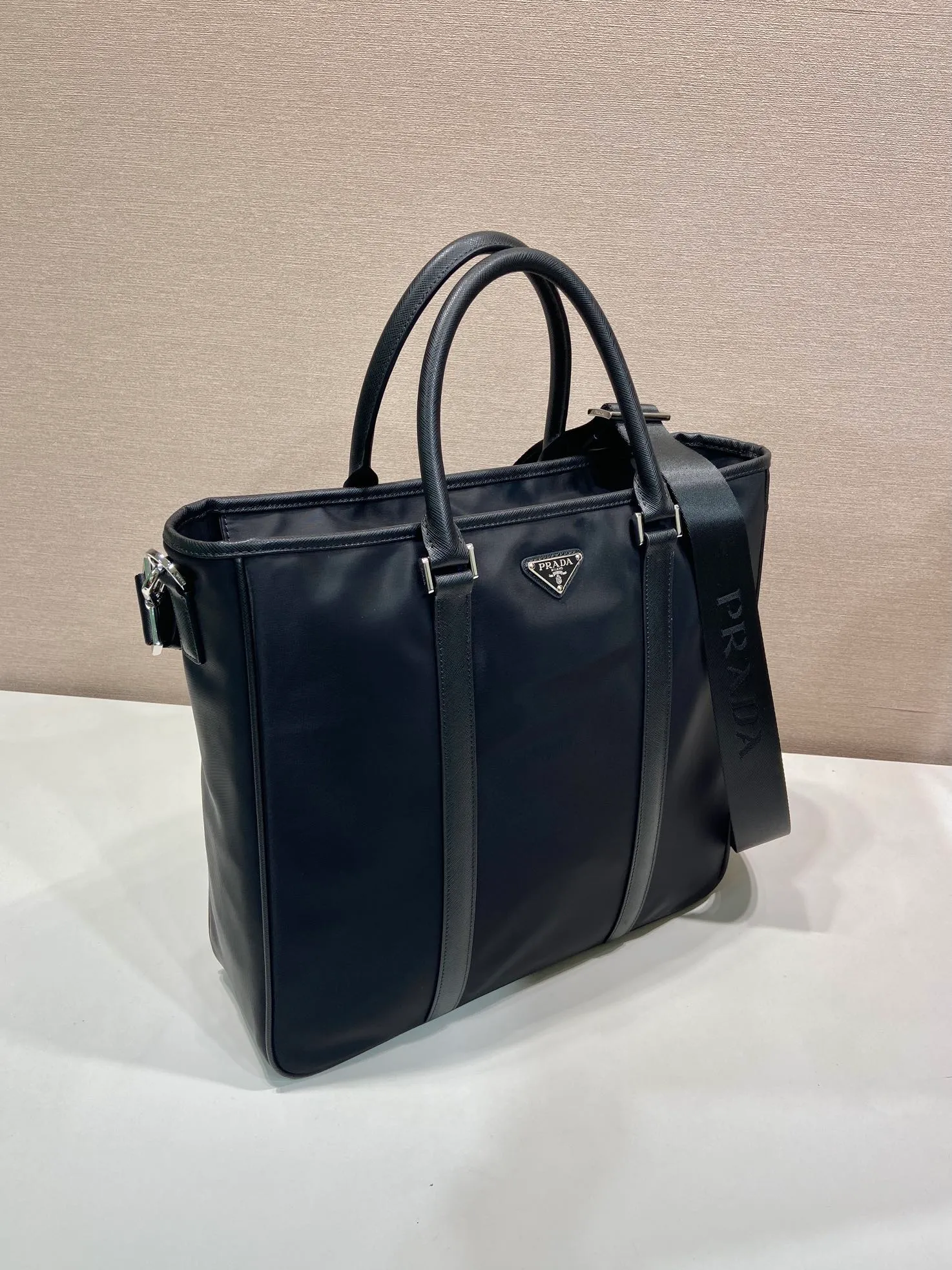 💰1300, new style🆕🆕, 2VG034 men's handbag, made of advanced nylon fabric/cross-grain cowhide🎉🎉, polished steel accessories, dark metal pull Chain, detachable and adjustable nylon shoulder strap, 165 OEM code, light and fashionable, a must-have for men, length 36x height 34x bottom 10cm.💪💪💪💰💰💰