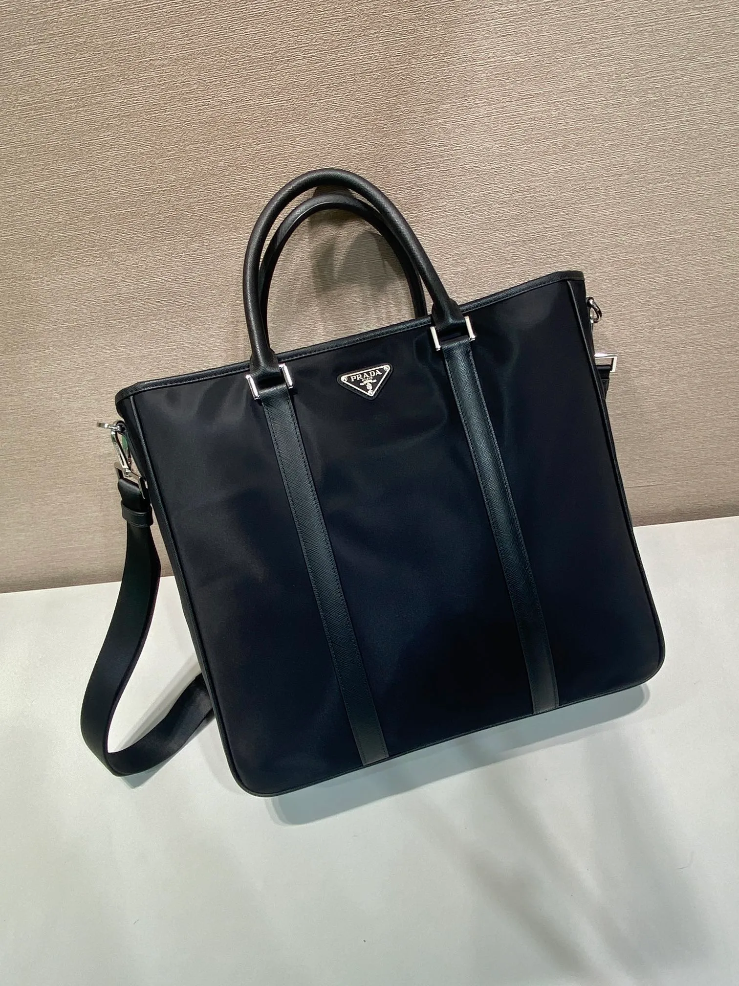 💰1300, new style🆕🆕, 2VG034 men's handbag, made of advanced nylon fabric/cross-grain cowhide🎉🎉, polished steel accessories, dark metal pull Chain, detachable and adjustable nylon shoulder strap, 165 OEM code, light and fashionable, a must-have for men, length 36x height 34x bottom 10cm.💪💪💪💰💰💰