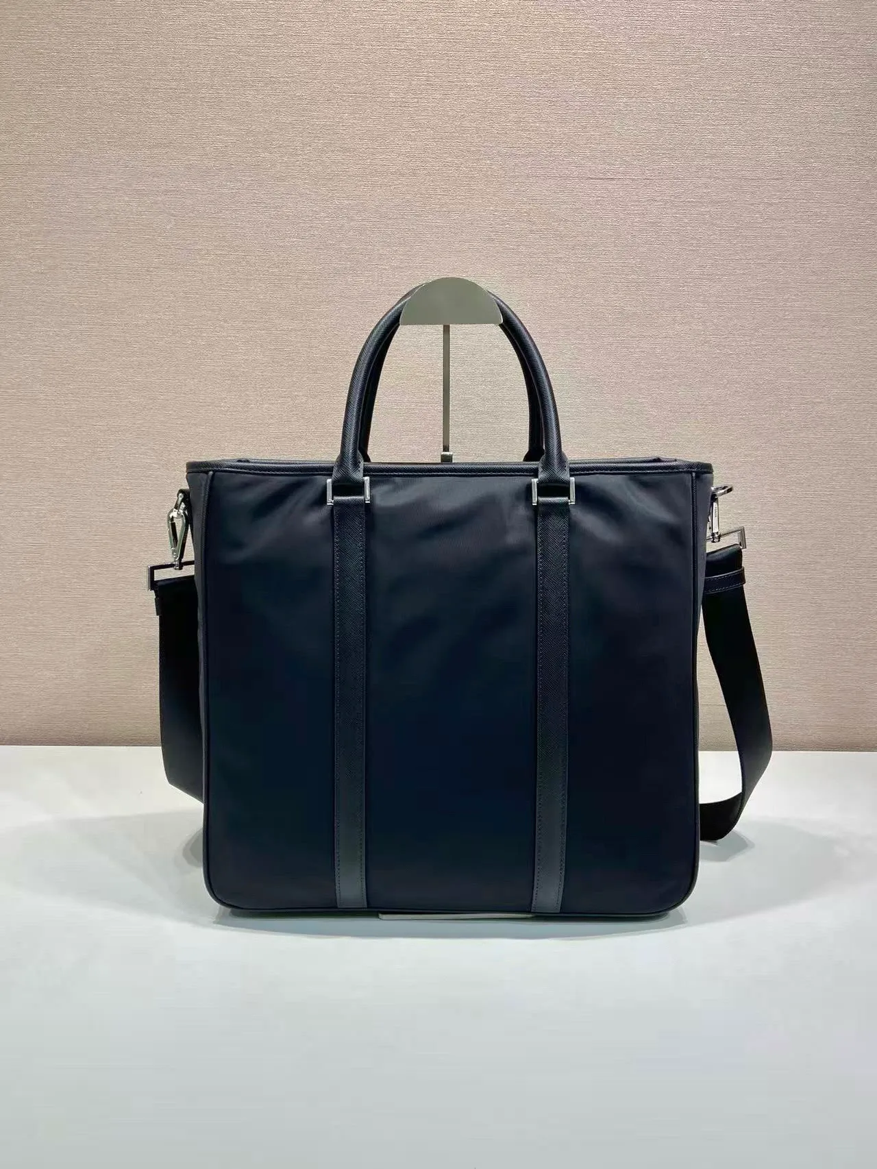 💰1300, new style🆕🆕, 2VG034 men's handbag, made of advanced nylon fabric/cross-grain cowhide🎉🎉, polished steel accessories, dark metal pull Chain, detachable and adjustable nylon shoulder strap, 165 OEM code, light and fashionable, a must-have for men, length 36x height 34x bottom 10cm.💪💪💪💰💰💰