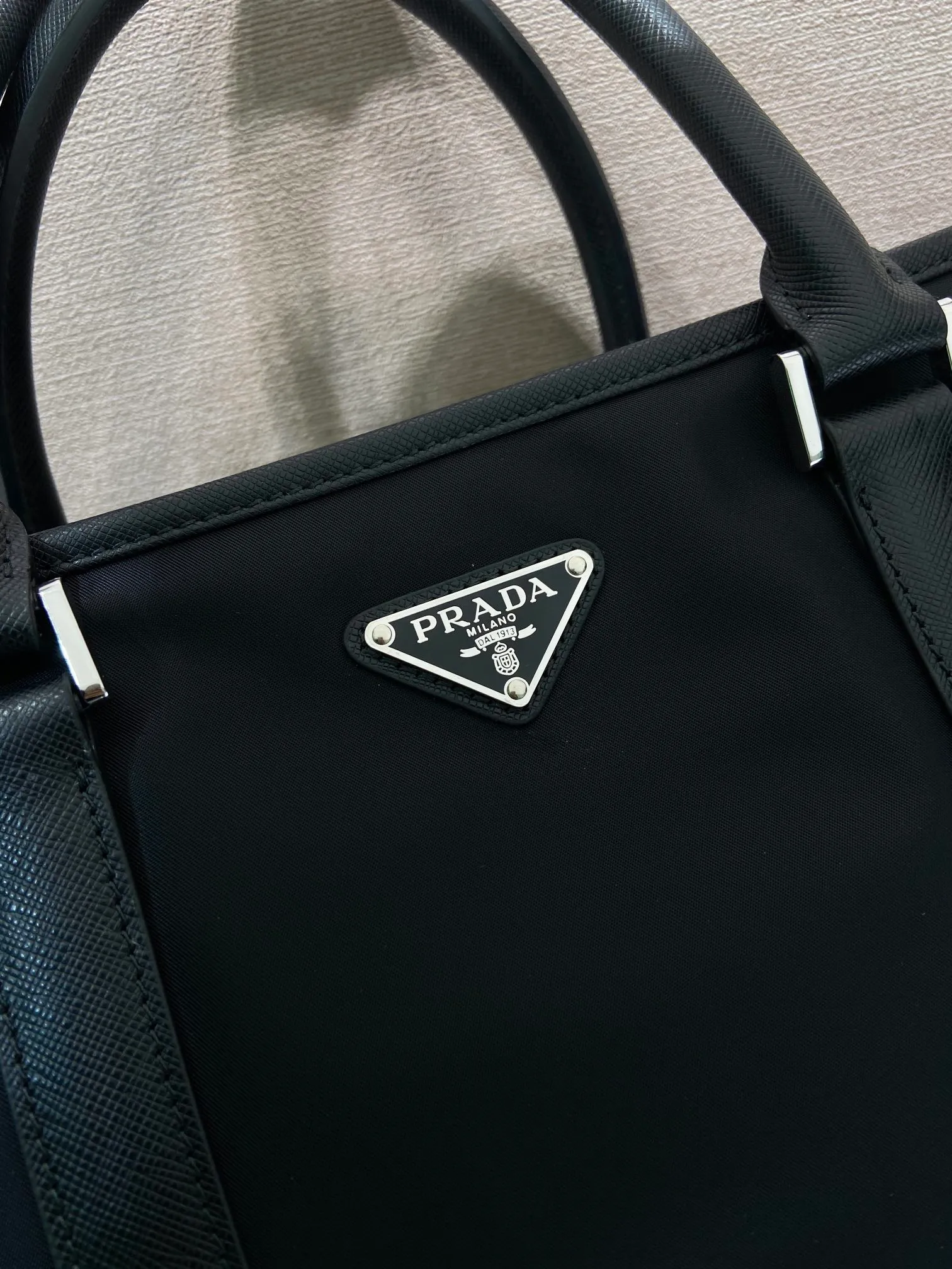 💰1300, new style🆕🆕, 2VG034 men's handbag, made of advanced nylon fabric/cross-grain cowhide🎉🎉, polished steel accessories, dark metal pull Chain, detachable and adjustable nylon shoulder strap, 165 OEM code, light and fashionable, a must-have for men, length 36x height 34x bottom 10cm.💪💪💪💰💰💰