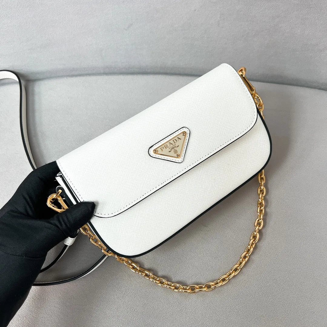 💰1360✨New product launch✨2024 spring and summer new series Saffiano shoulder bag 1BD356 is made of exquisite cross-grain cowhide and is equipped with the iconic triangle logo. It is equipped with a chain shoulder strap and a cross-body full leather shoulder strap. The shoulder strap is detachable and adjustable and can be carried under the armpit or on one shoulder. The overall style of the bag is simple and elegant. It combines fashion and retro style. The inner compartment capacity is also great. A new fashion trend-setter that combines retro fashion and practicality😘 Size 20.5*10.5*4 White