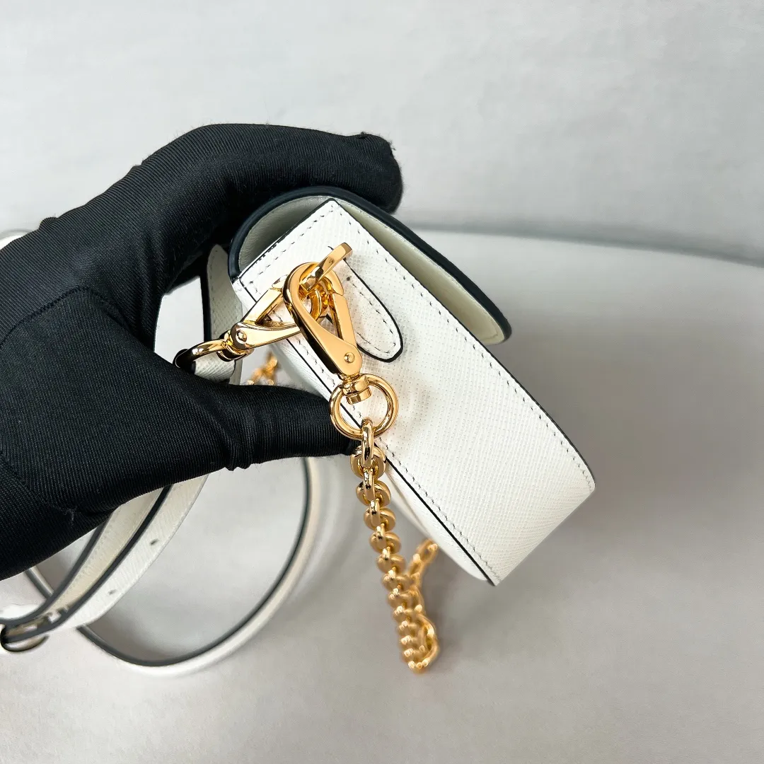 💰1360✨New product launch✨2024 spring and summer new series Saffiano shoulder bag 1BD356 is made of exquisite cross-grain cowhide and is equipped with the iconic triangle logo. It is equipped with a chain shoulder strap and a cross-body full leather shoulder strap. The shoulder strap is detachable and adjustable and can be carried under the armpit or on one shoulder. The overall style of the bag is simple and elegant. It combines fashion and retro style. The inner compartment capacity is also great. A new fashion trend-setter that combines retro fashion and practicality😘 Size 20.5*10.5*4 White