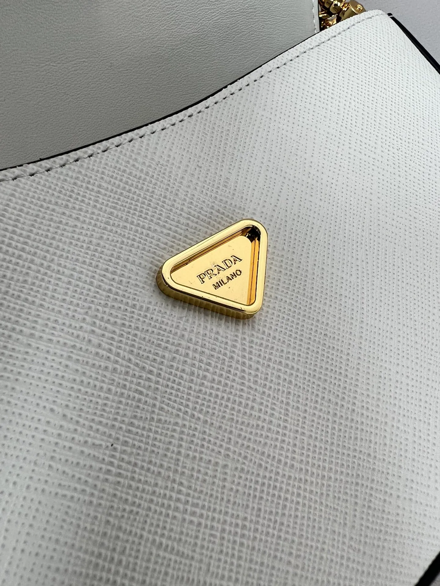 💰1360✨New product launch✨2024 spring and summer new series Saffiano shoulder bag 1BD356 is made of exquisite cross-grain cowhide and is equipped with the iconic triangle logo. It is equipped with a chain shoulder strap and a cross-body full leather shoulder strap. The shoulder strap is detachable and adjustable and can be carried under the armpit or on one shoulder. The overall style of the bag is simple and elegant. It combines fashion and retro style. The inner compartment capacity is also great. A new fashion trend-setter that combines retro fashion and practicality😘 Size 20.5*10.5*4 White