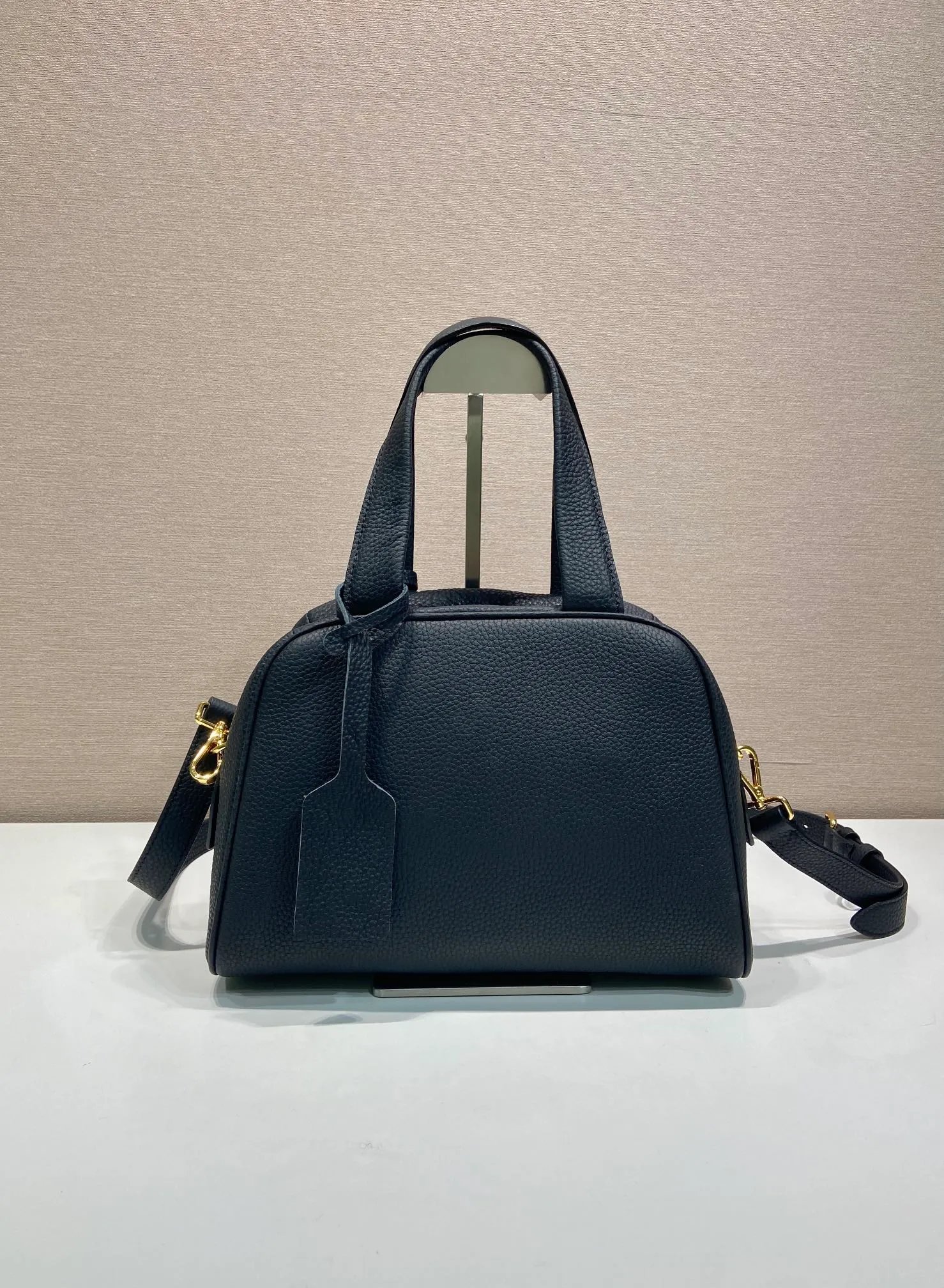 💰1700🎉New arrival 1BB149 small🎉🎉 This top handle bag made of natural grain leather is reinterpreted with a soft silhouette and can be carried by hand or worn with a detachable shoulder strap and comes with 2 detachable hang tags. Metal hardware. It has an embossed letter logo on the front, a zipper closure, and two pockets, one of which is zippered. It has a large capacity and is a popular item that will never go out of style. Hurry up and get it🎉 Length 28x Height 20x Bottom 13cm🎉🎉🎉💰💰💰